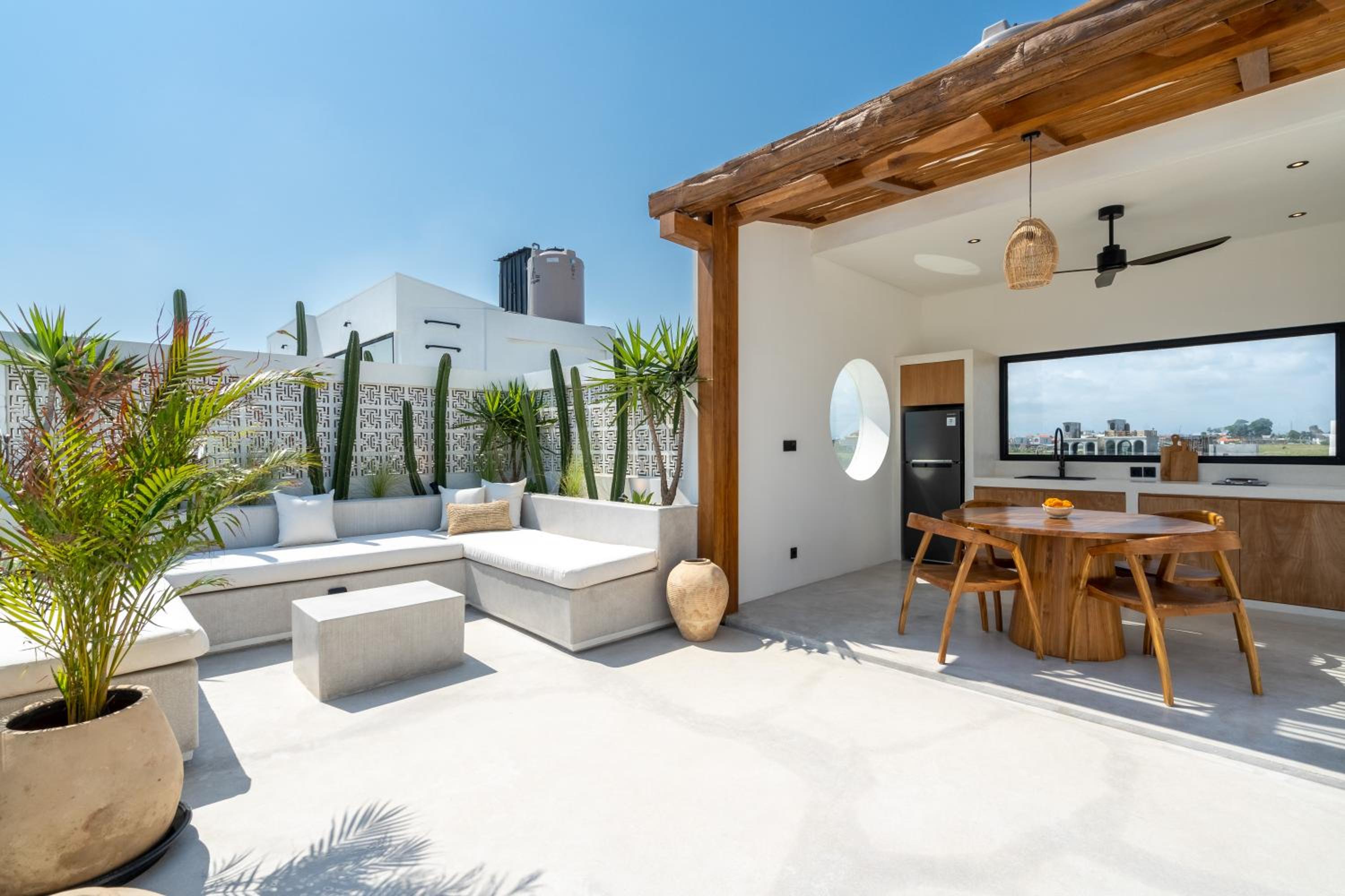 Villa Irie - 3BR Luxury Villa with Rooftop Jacuzzi near Seseh Beach