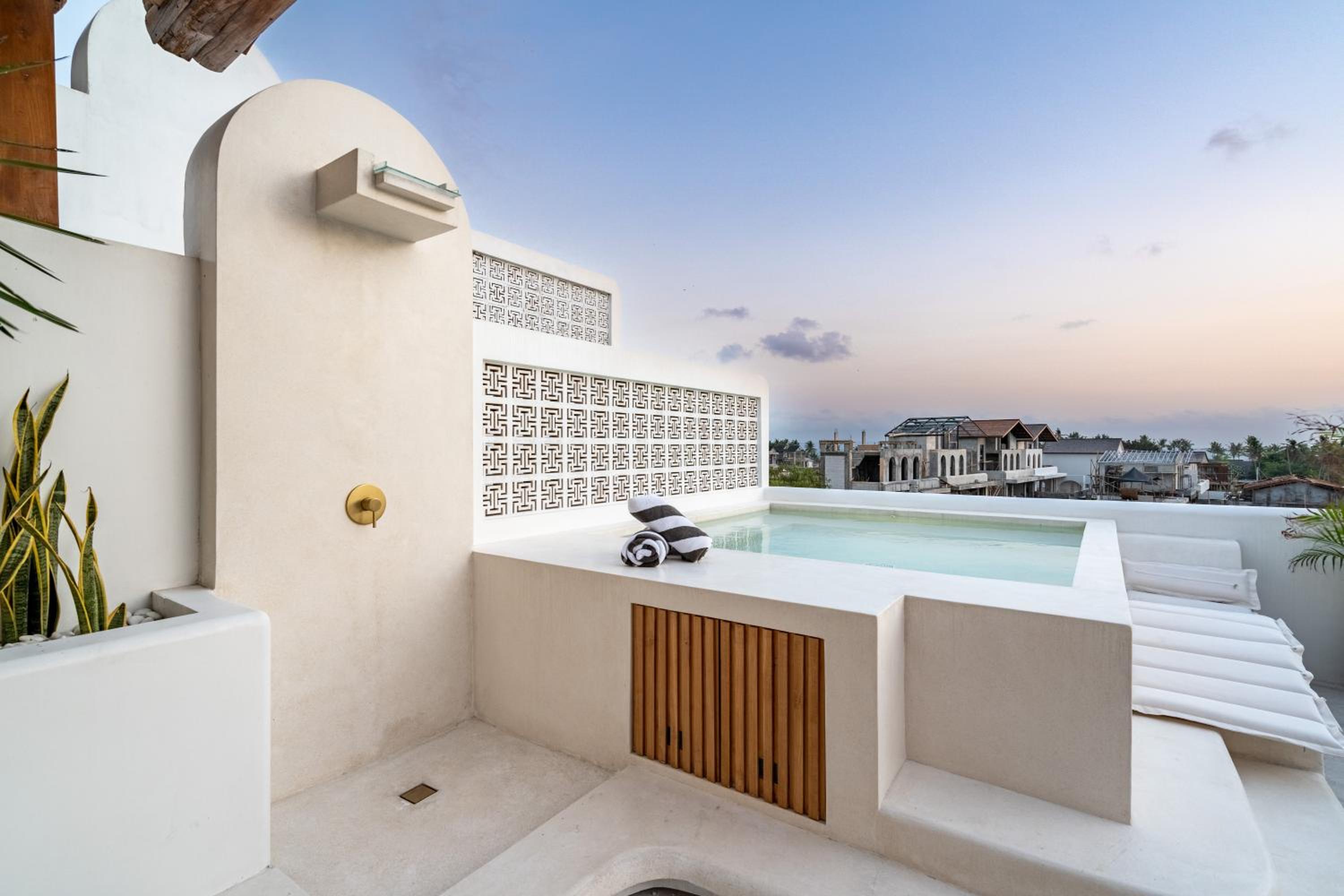 Villa Irie - 3BR Luxury Villa with Rooftop Jacuzzi near Seseh Beach