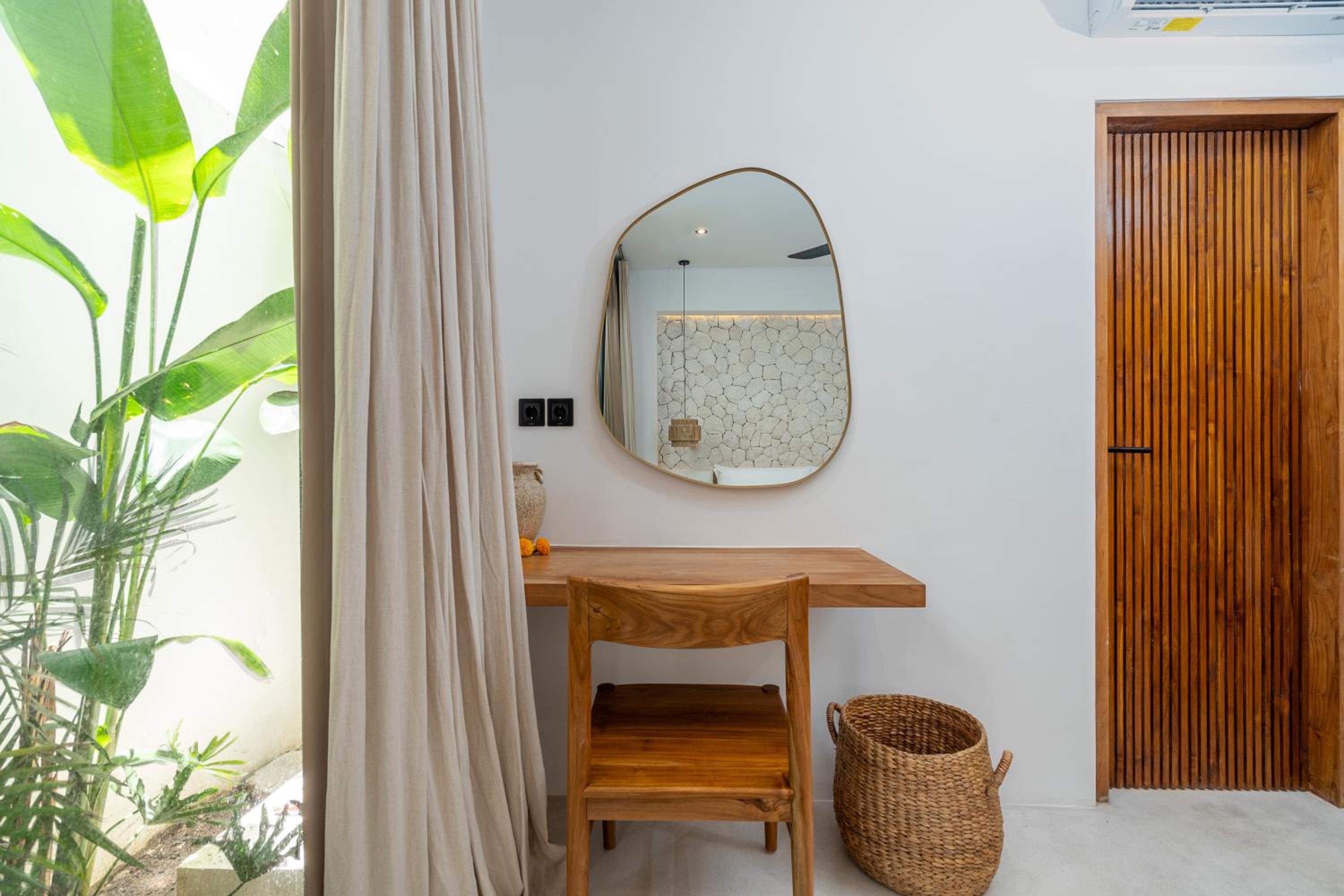 Villa Irie - 3BR Luxury Villa with Rooftop Jacuzzi near Seseh Beach