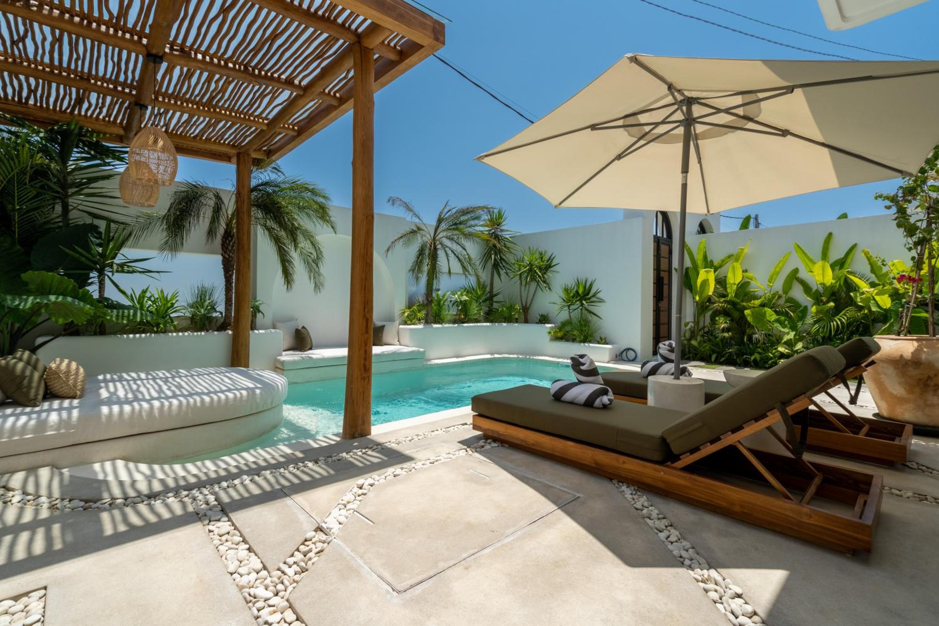Villa Irie - 3BR Luxury Villa with Rooftop Jacuzzi near Seseh Beach