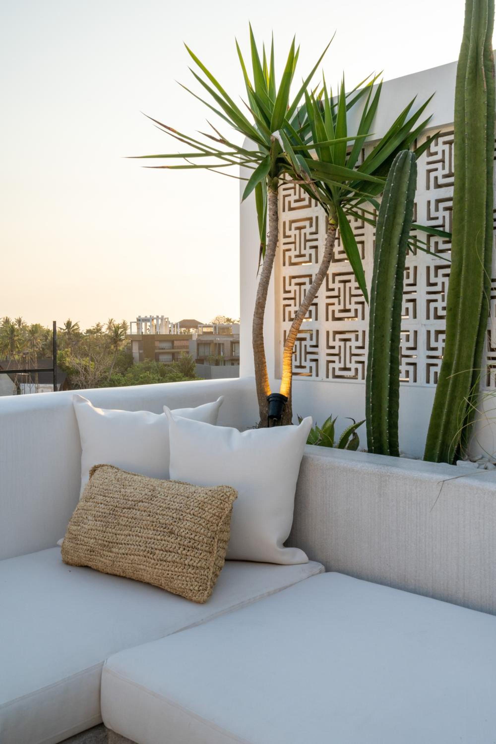 Villa Irie - 3BR Luxury Villa with Rooftop Jacuzzi near Seseh Beach