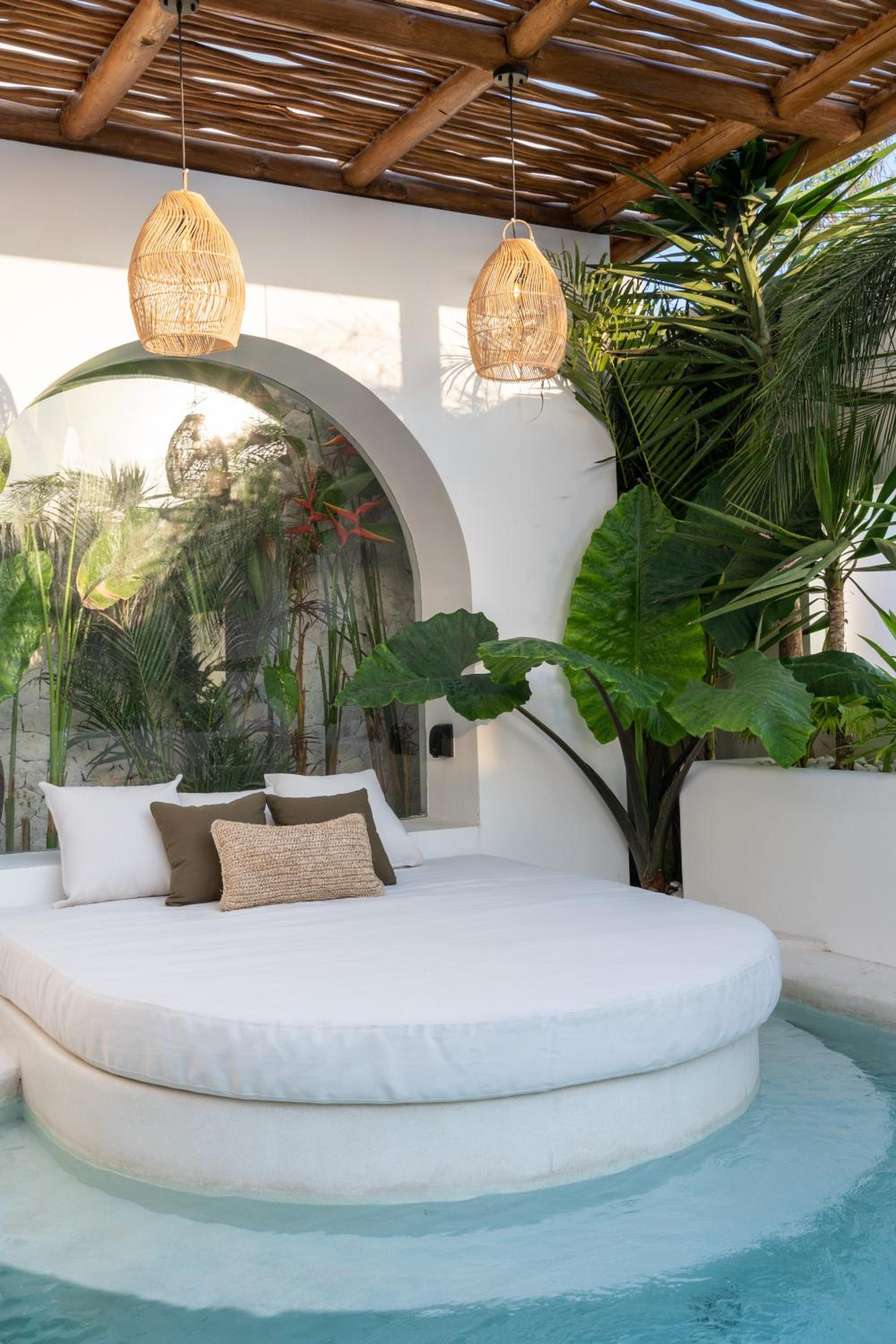 Villa Irie - 3BR Luxury Villa with Rooftop Jacuzzi near Seseh Beach