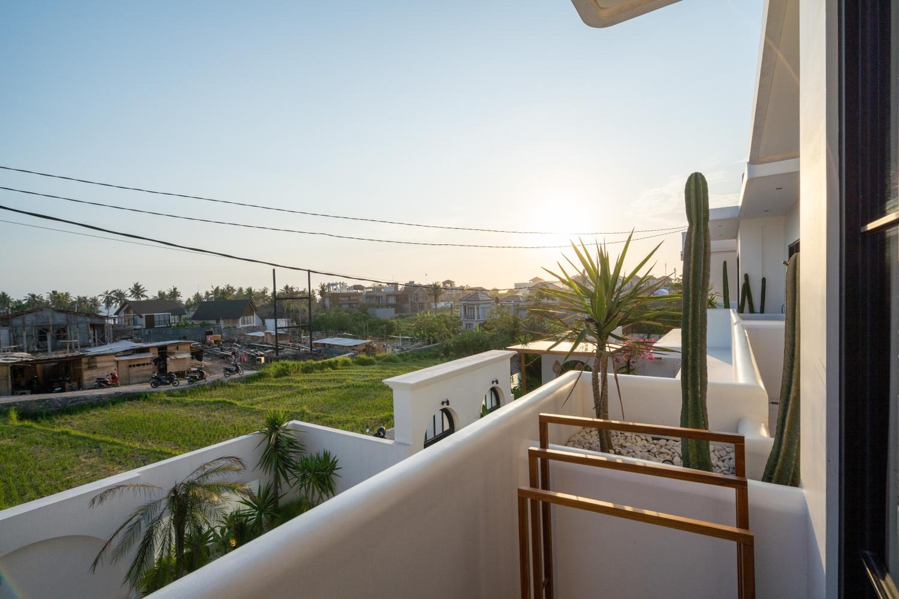 Villa Irie - 3BR Luxury Villa with Rooftop Jacuzzi near Seseh Beach