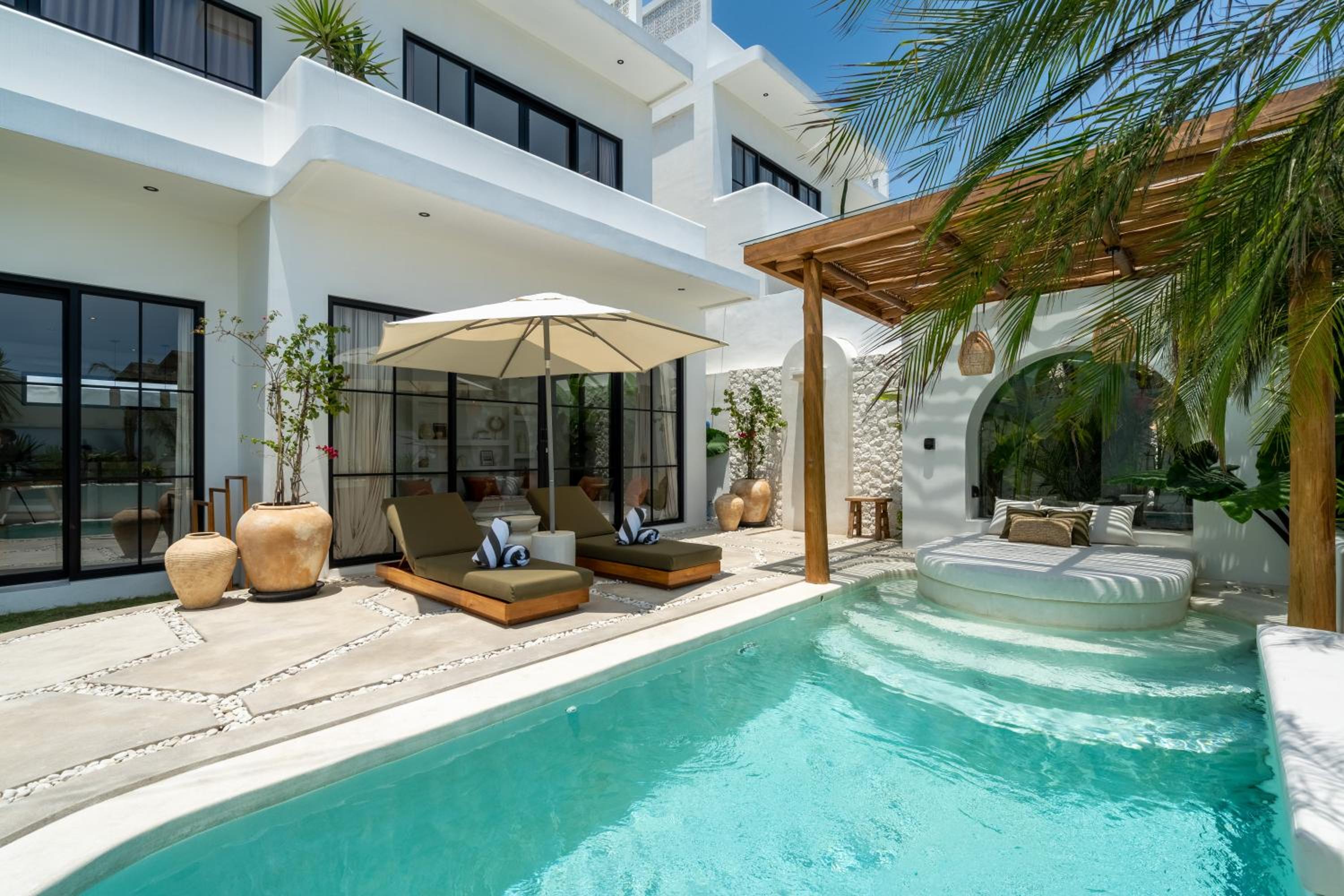 Villa Irie - 3BR Luxury Villa with Rooftop Jacuzzi near Seseh Beach