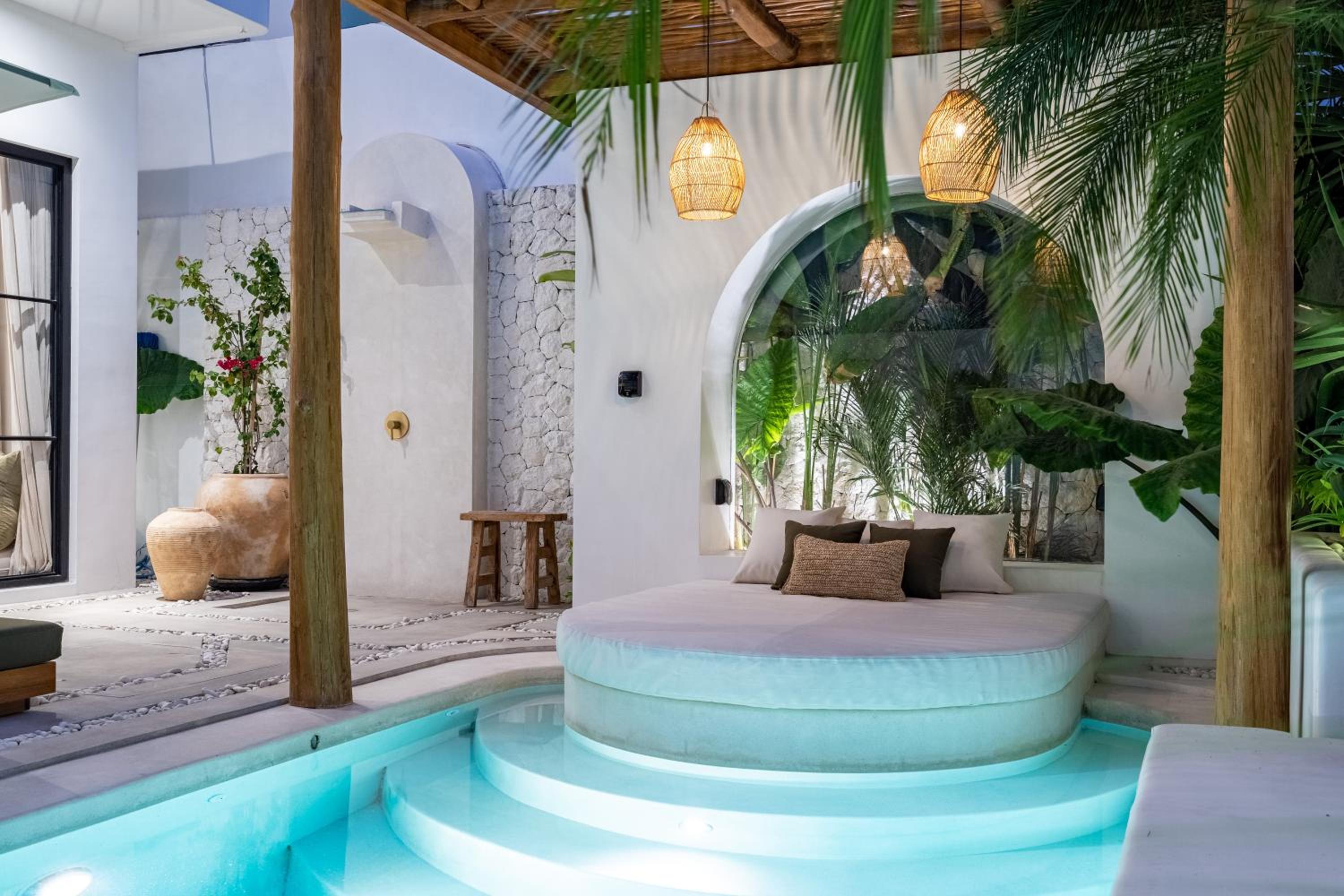 Villa Irie - 3BR Luxury Villa with Rooftop Jacuzzi near Seseh Beach