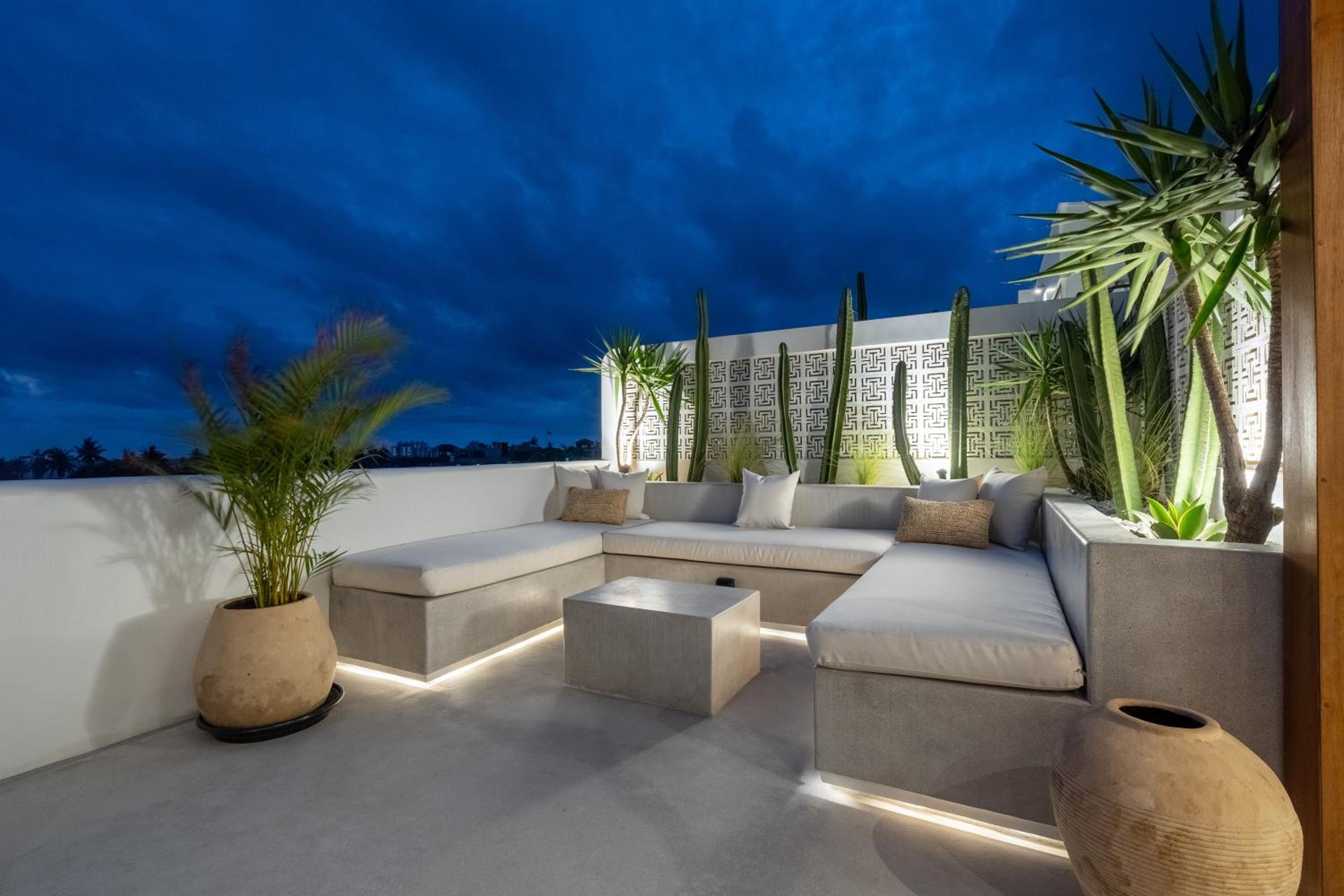 Villa Irie - 3BR Luxury Villa with Rooftop Jacuzzi near Seseh Beach