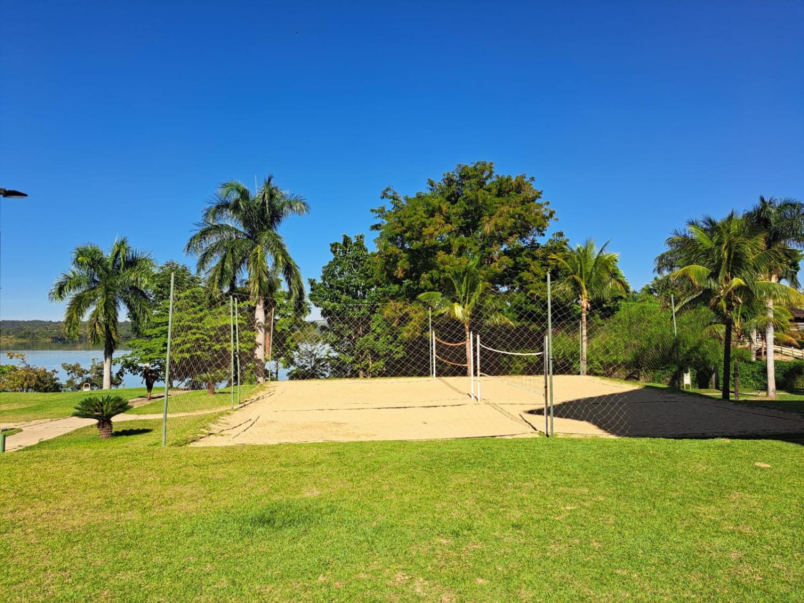 Flat na beira do lago com piscina