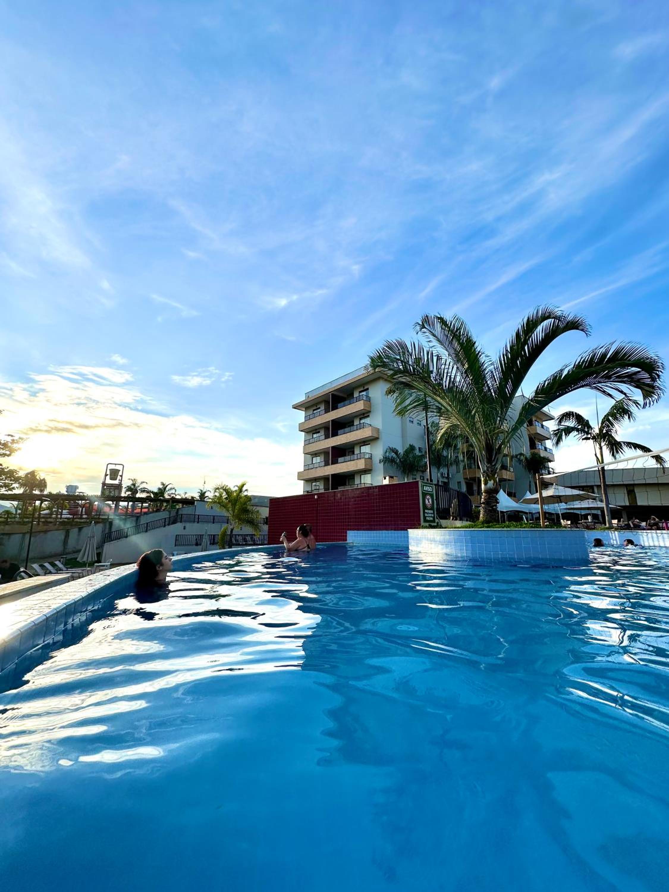 Flat na beira do lago com piscina
