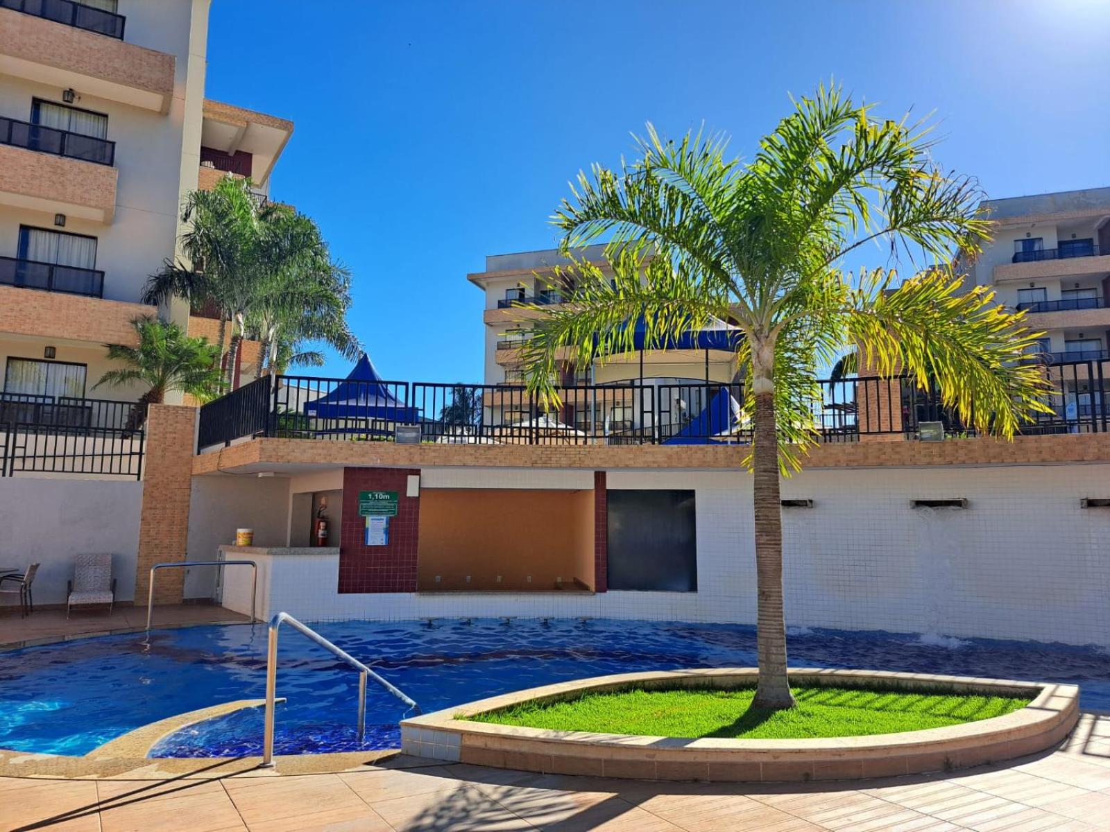 Flat na beira do lago com piscina