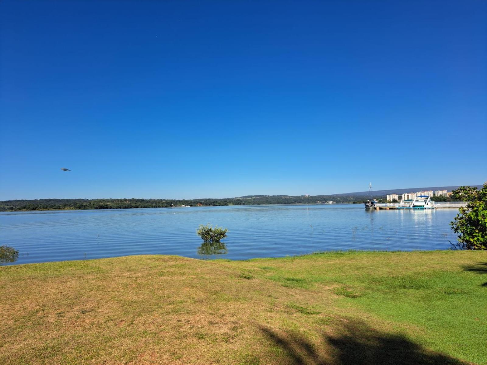 Flat na beira do lago com piscina
