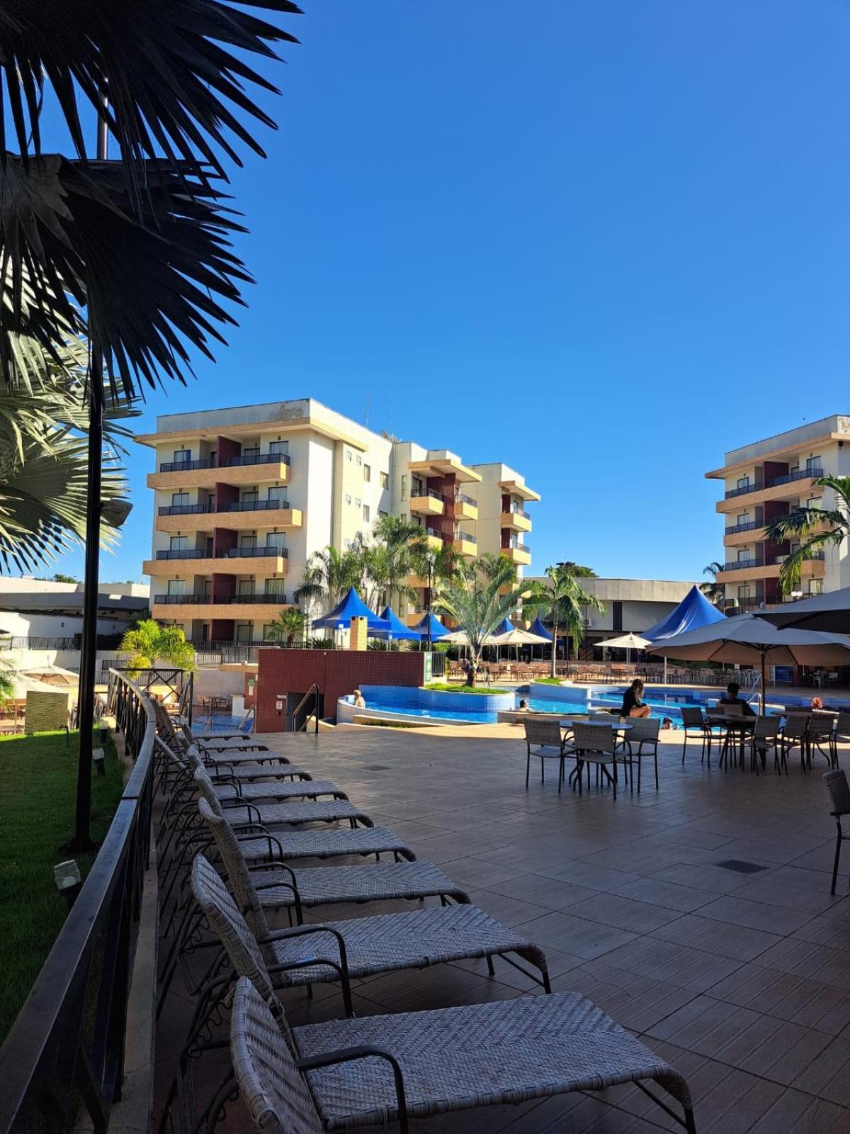 Flat na beira do lago com piscina