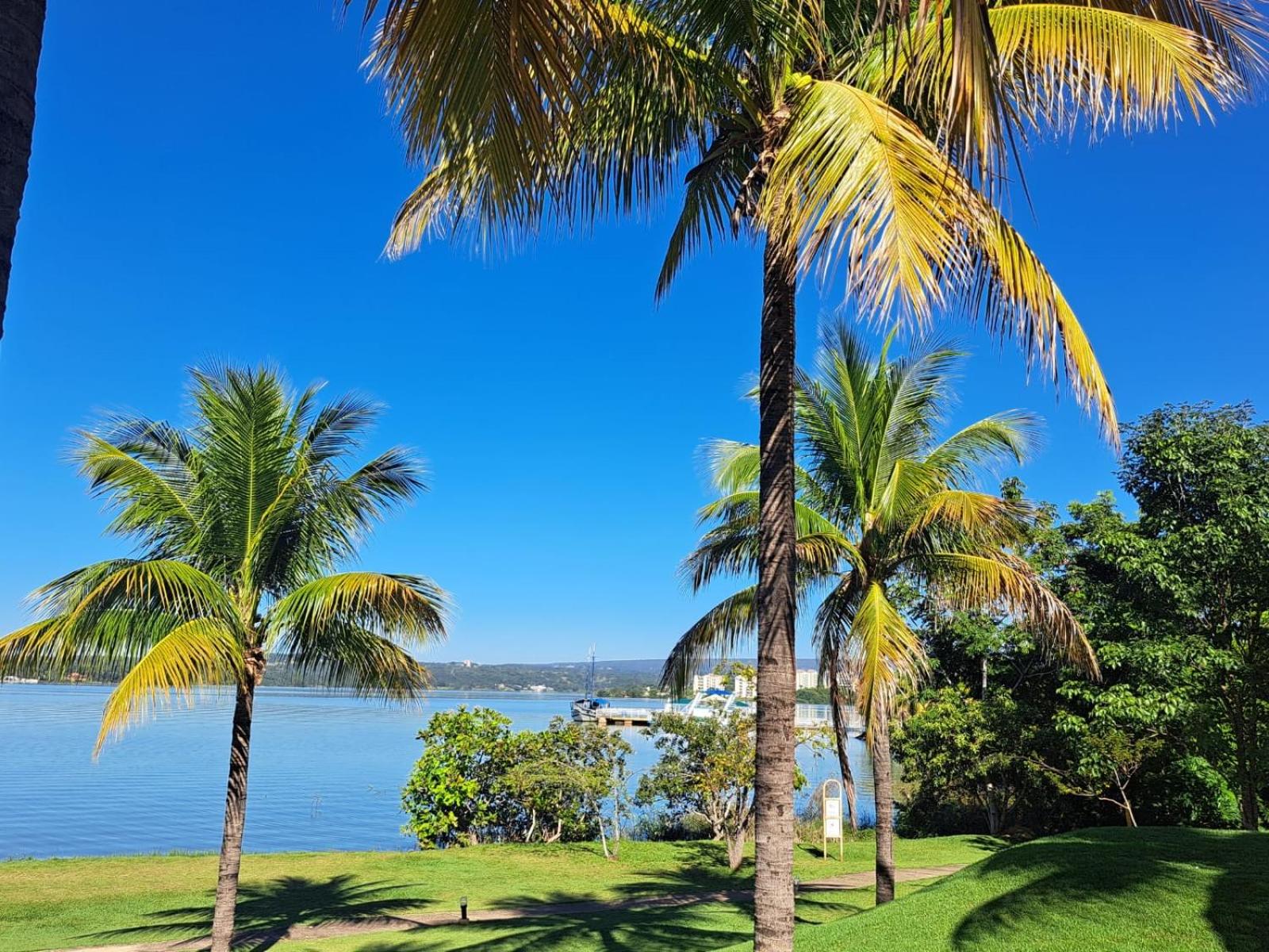 Flat na beira do lago com piscina