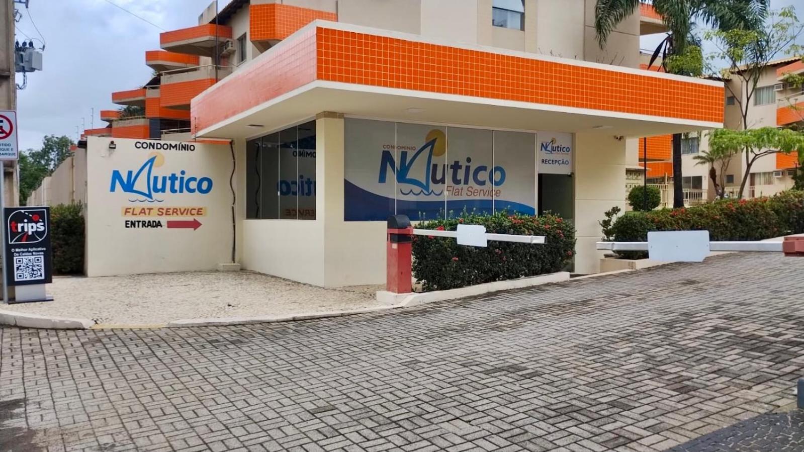Flat na beira do lago com piscina