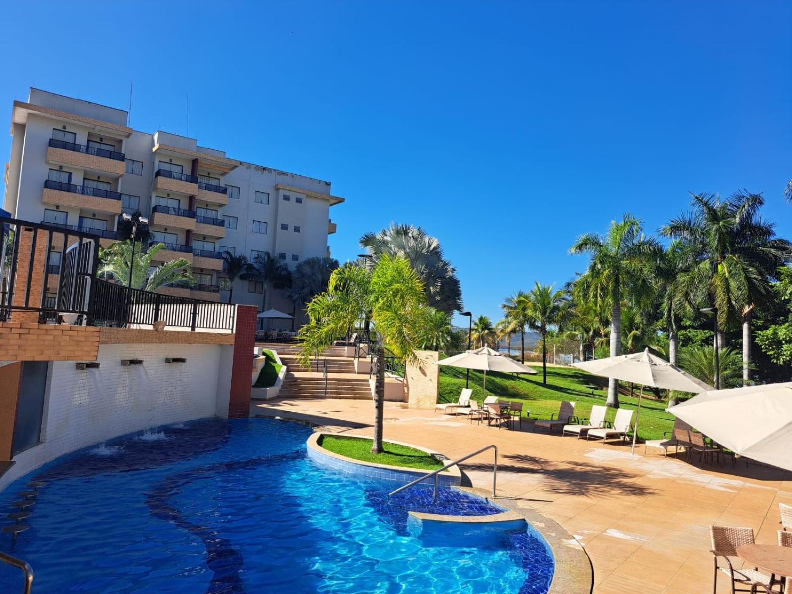 Flat na beira do lago com piscina
