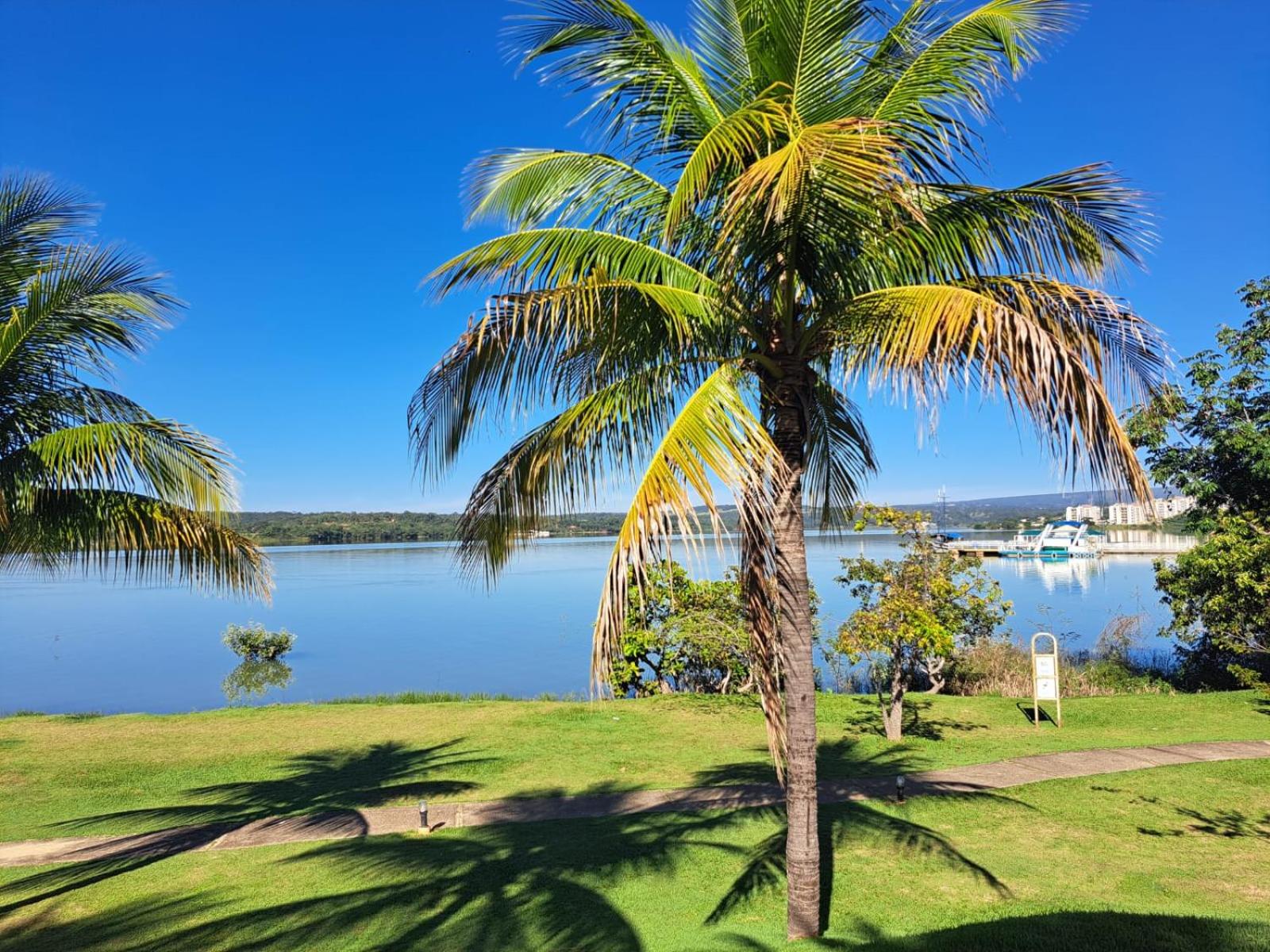 Flat na beira do lago com piscina