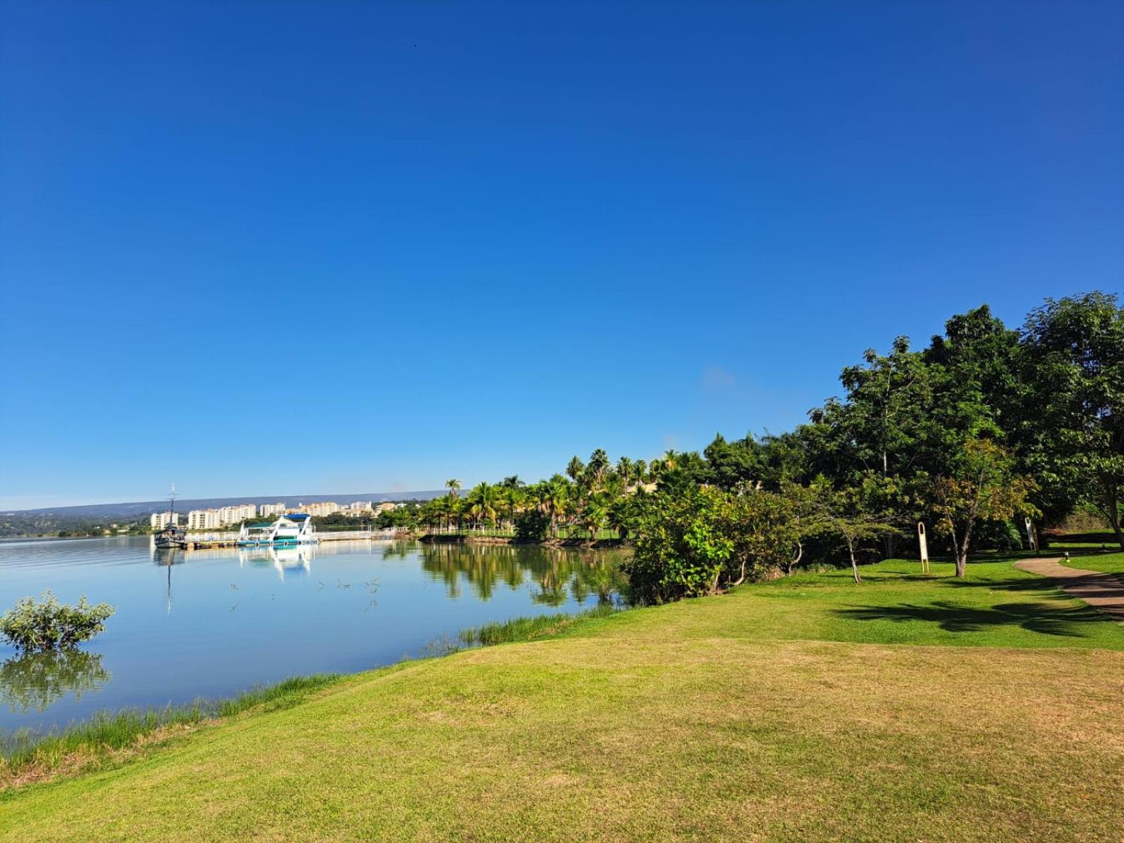 Flat na beira do lago com piscina