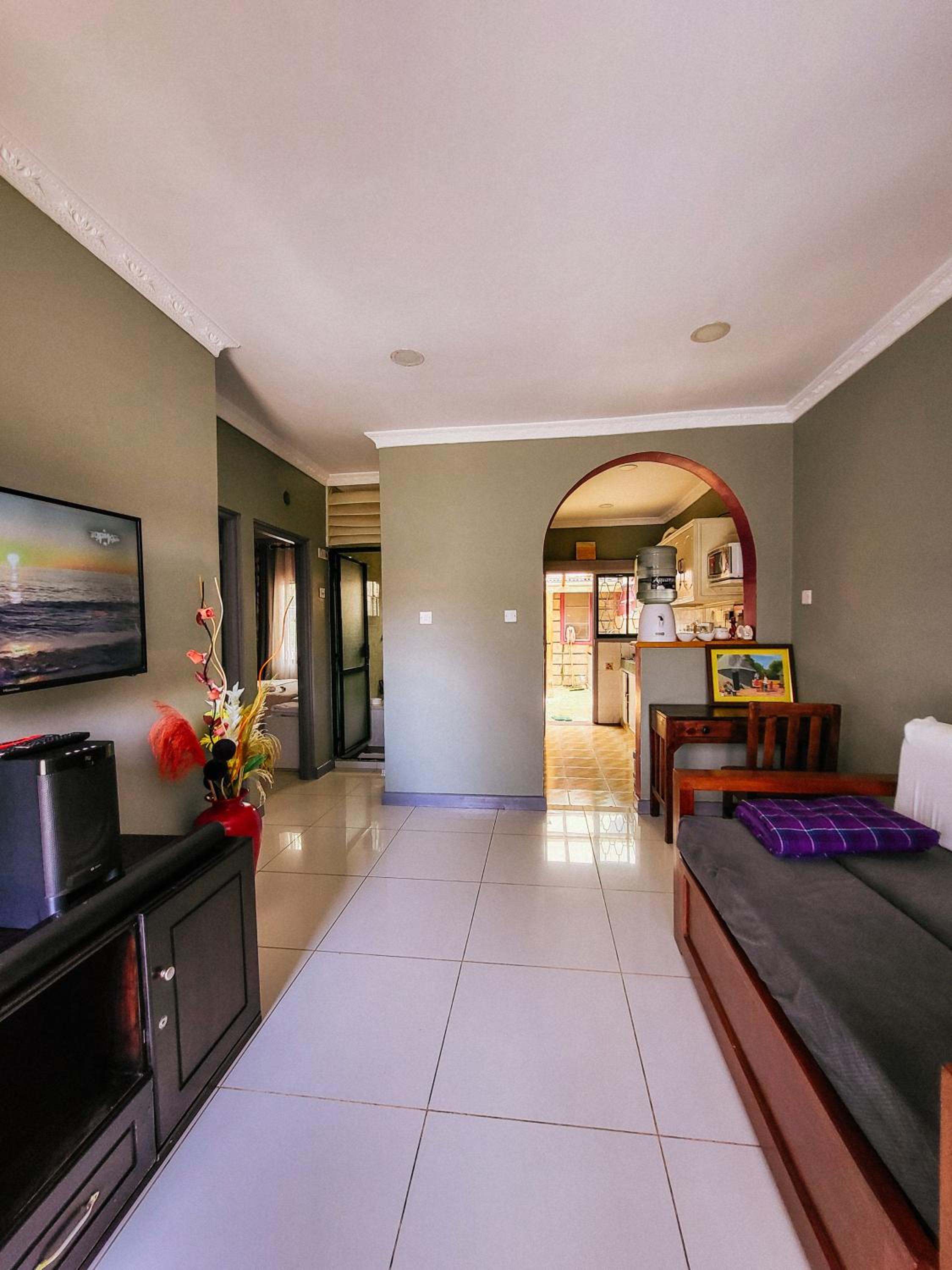 1 BDR Home With A GARDEN 10 Mins To Junction Mall view 5