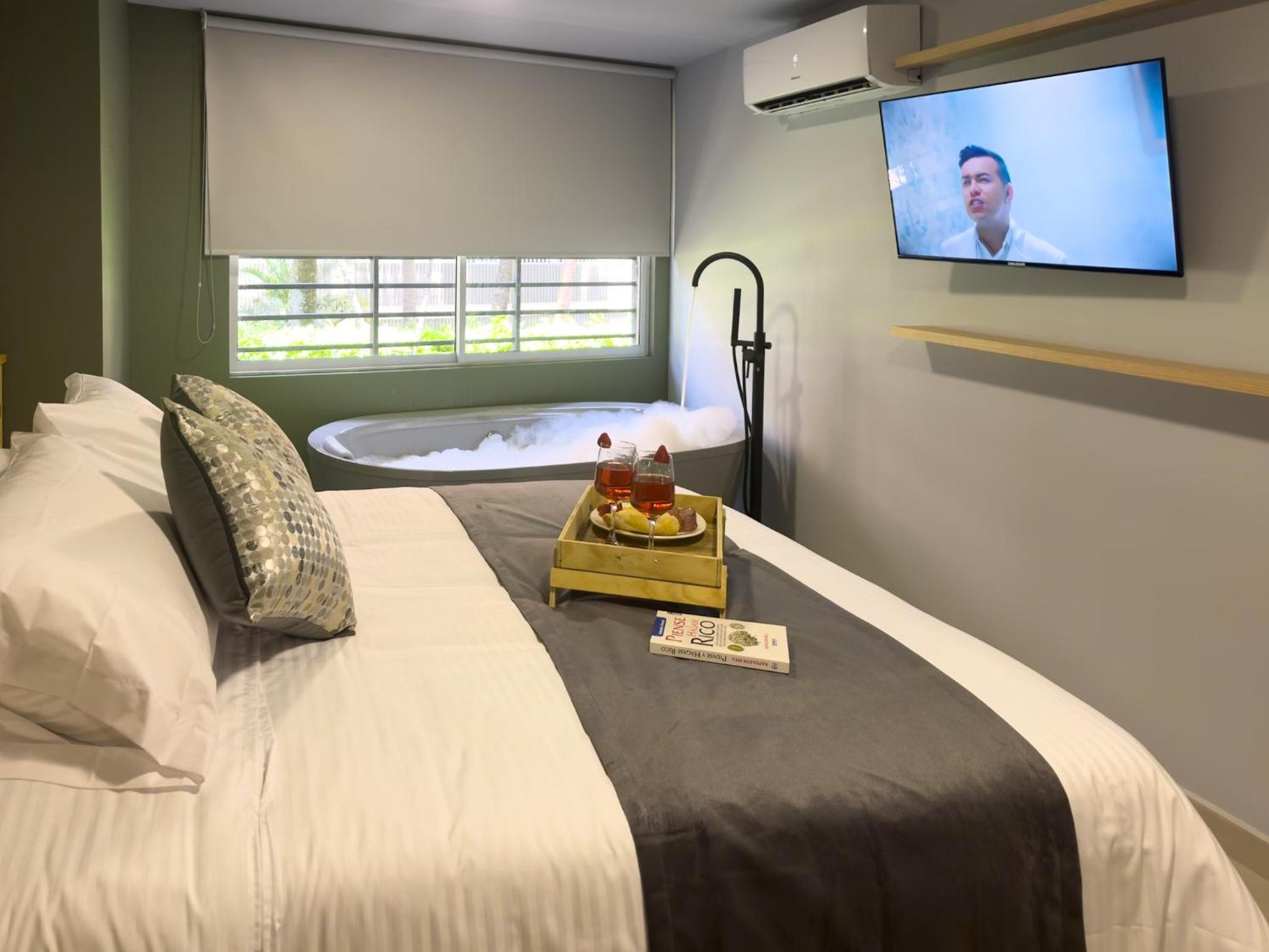 Elegante loft en Medellín con bañera y Aire 1-01