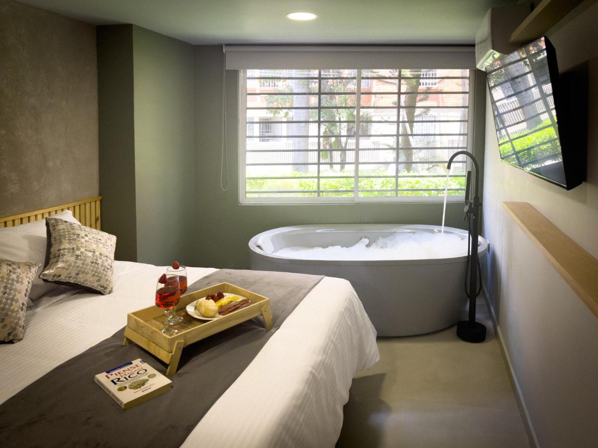 Elegante loft en Medellín con bañera y Aire 1-01