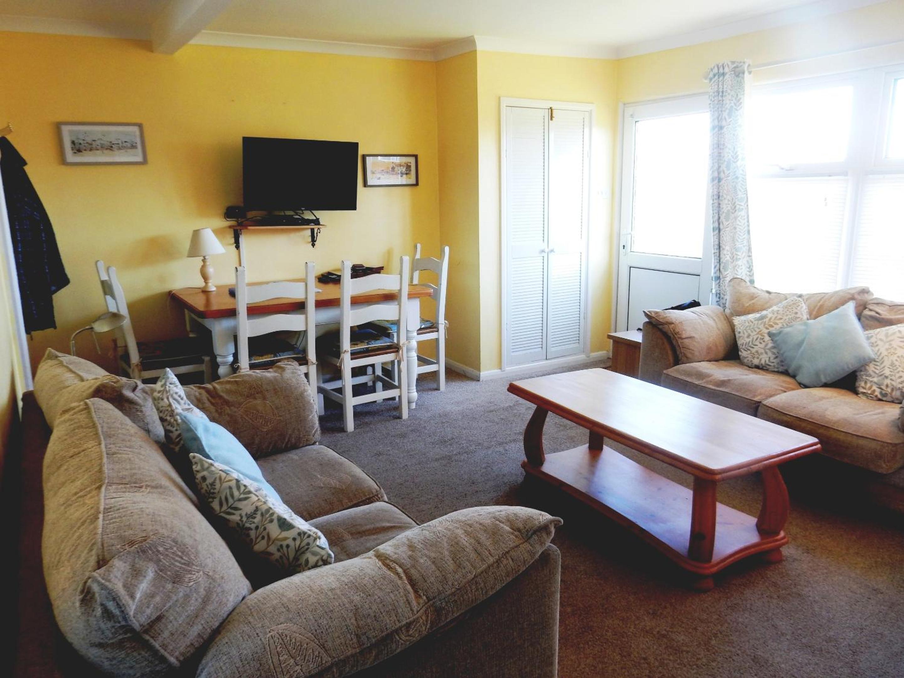 Sheena's Dartmouth Chalets view 4