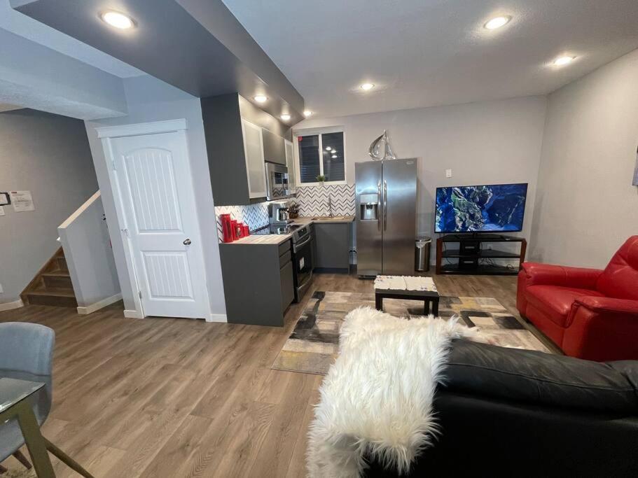 Comfortable and Beautiful Brand-New Suite BSMT-Two Bedroom, Two Washrooms
