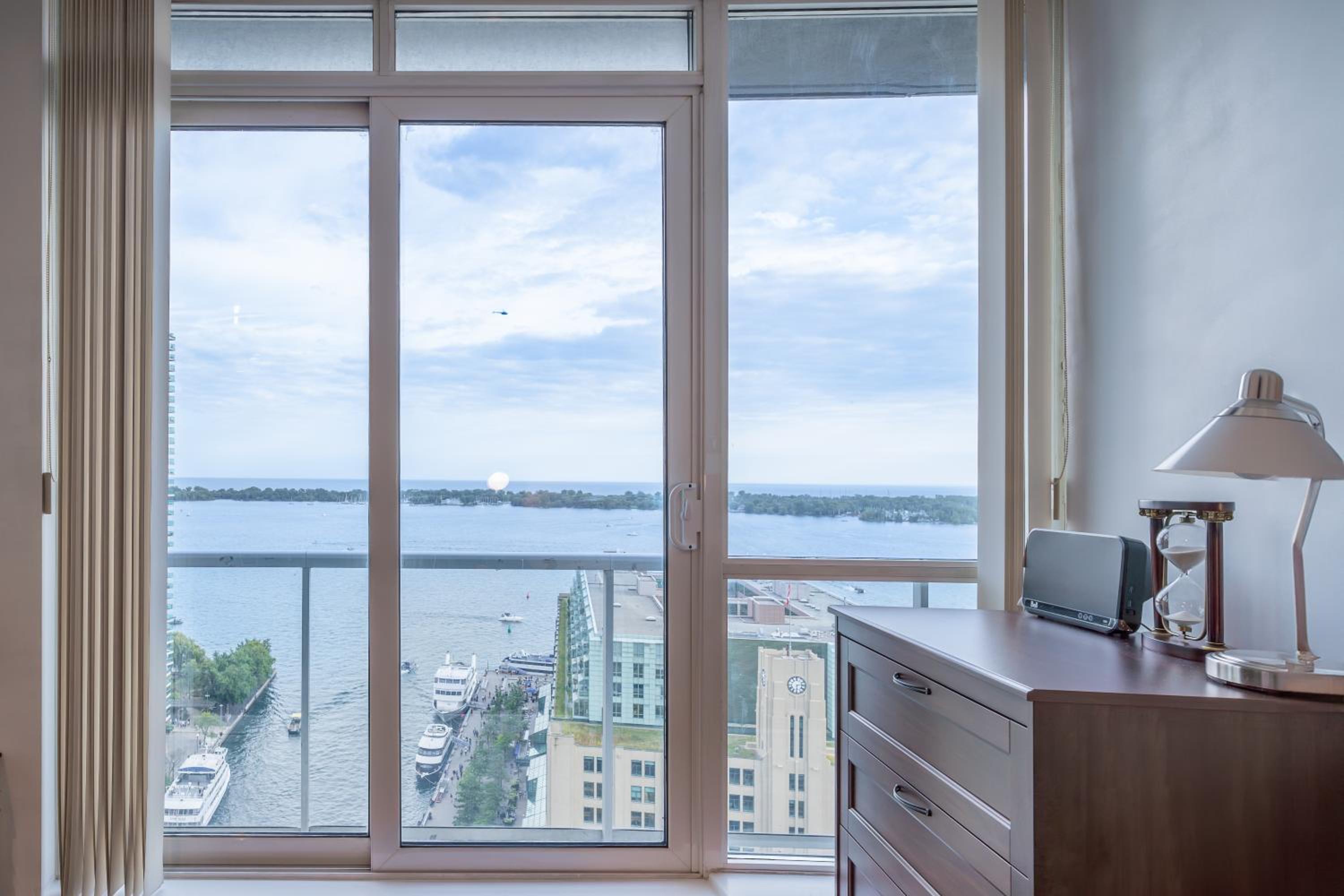 Lovely One Bedroom Near CN Tower