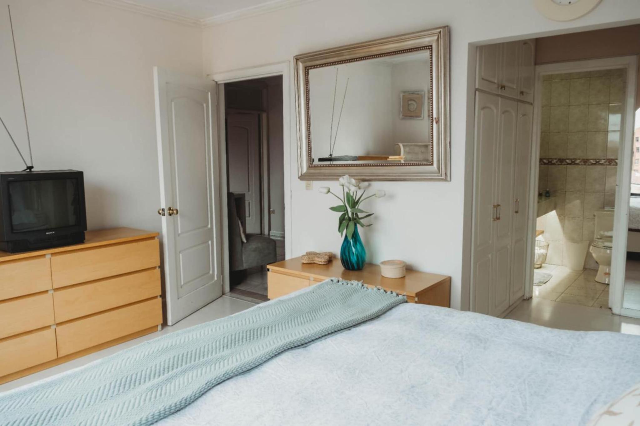 Top floor 3 bedroom apartment located 10min away from The Cathedral view 3