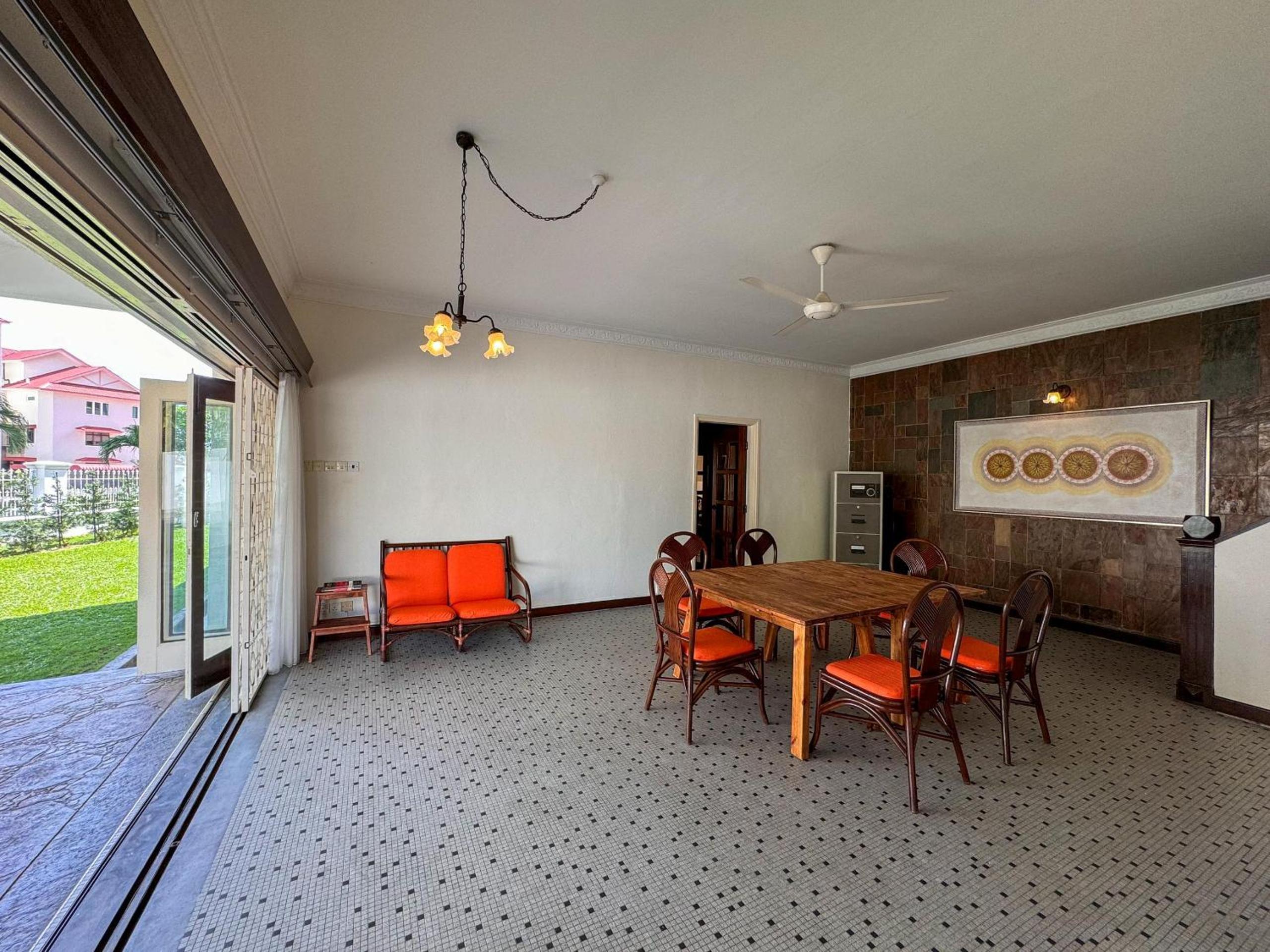 PRIME Location - 5 Mins Walk to Shops & Eateries! photo 3