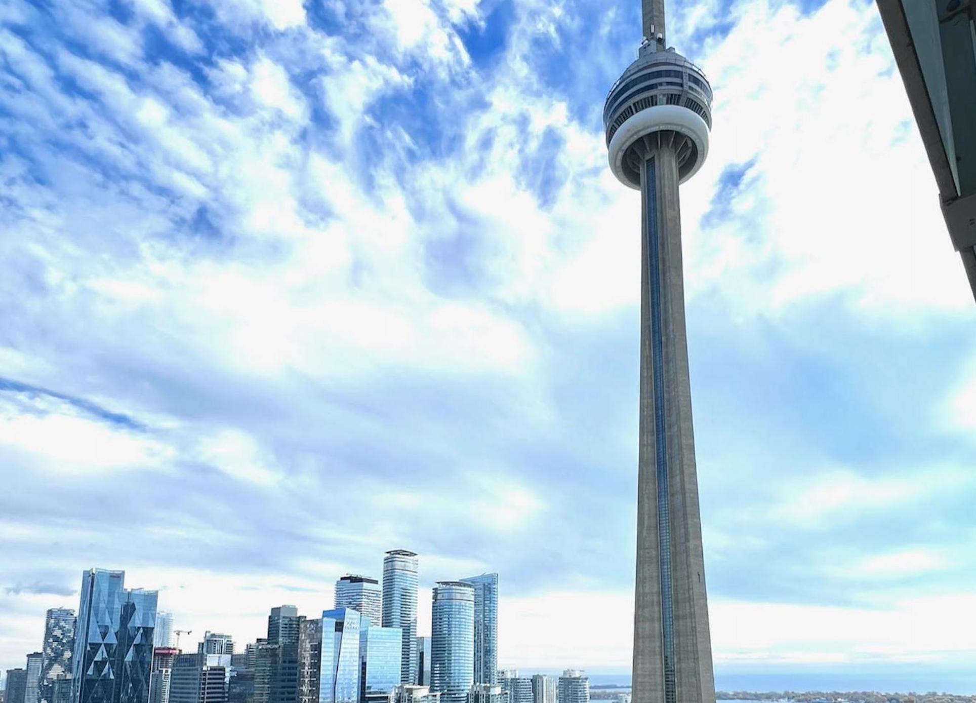 Luxury CN Tower View, 2BR 2BATH, Free parking