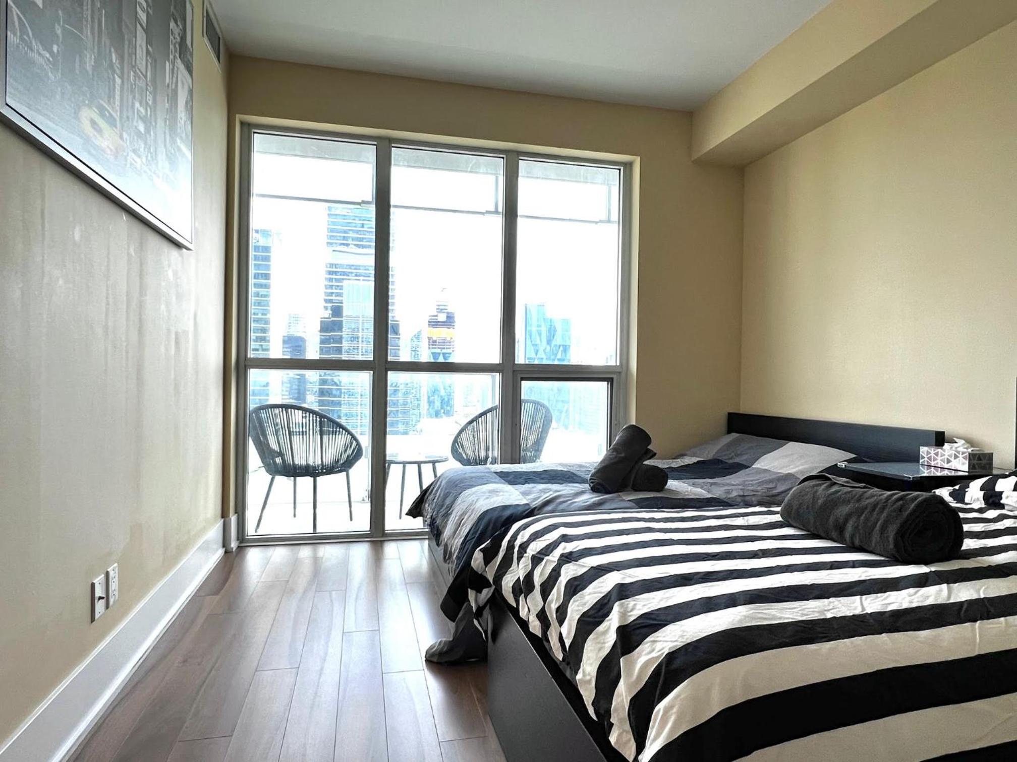 Luxury CN Tower View, 2BR 2BATH, Free parking