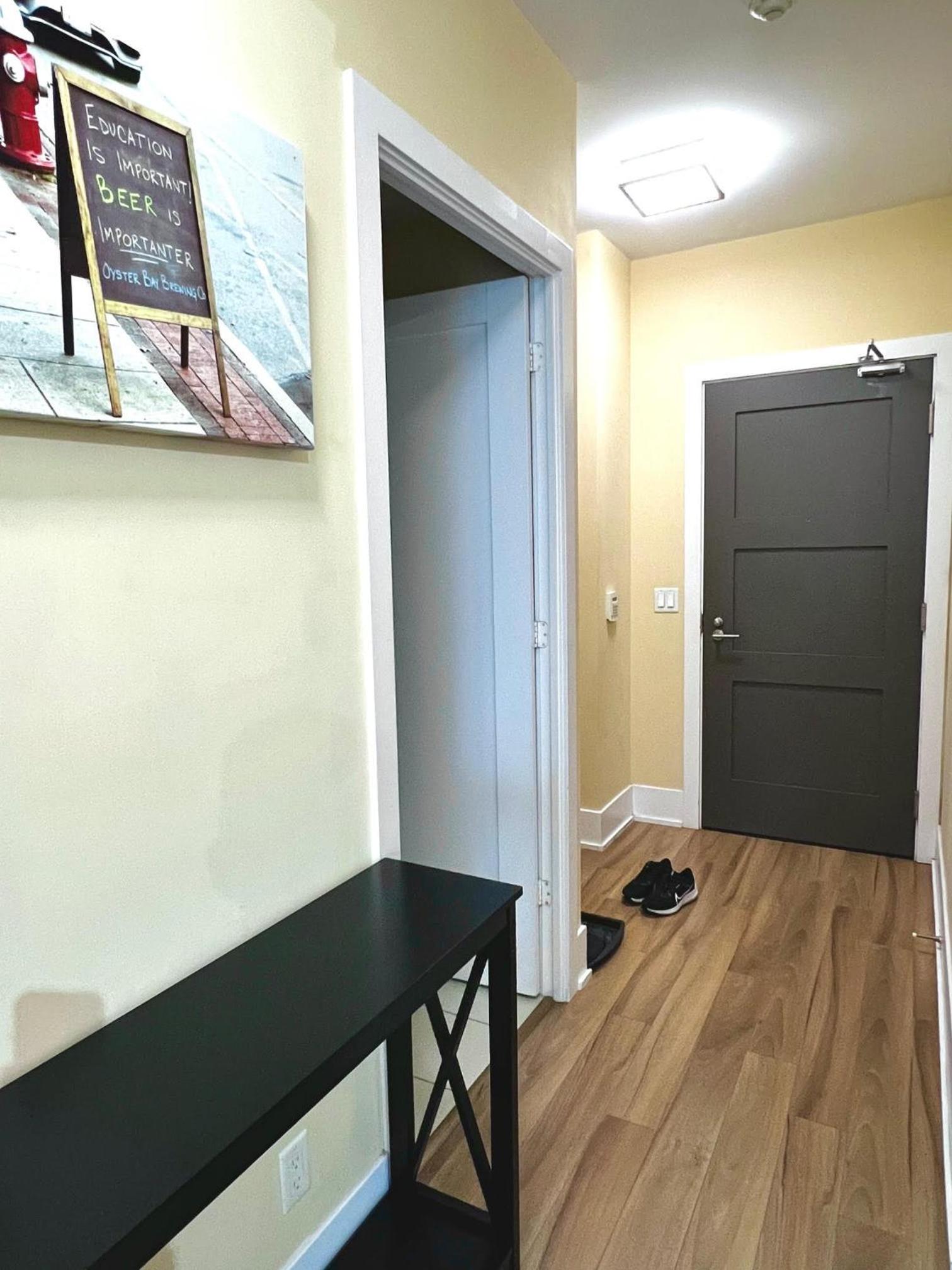 Luxury CN Tower View, 2BR 2BATH, Free parking