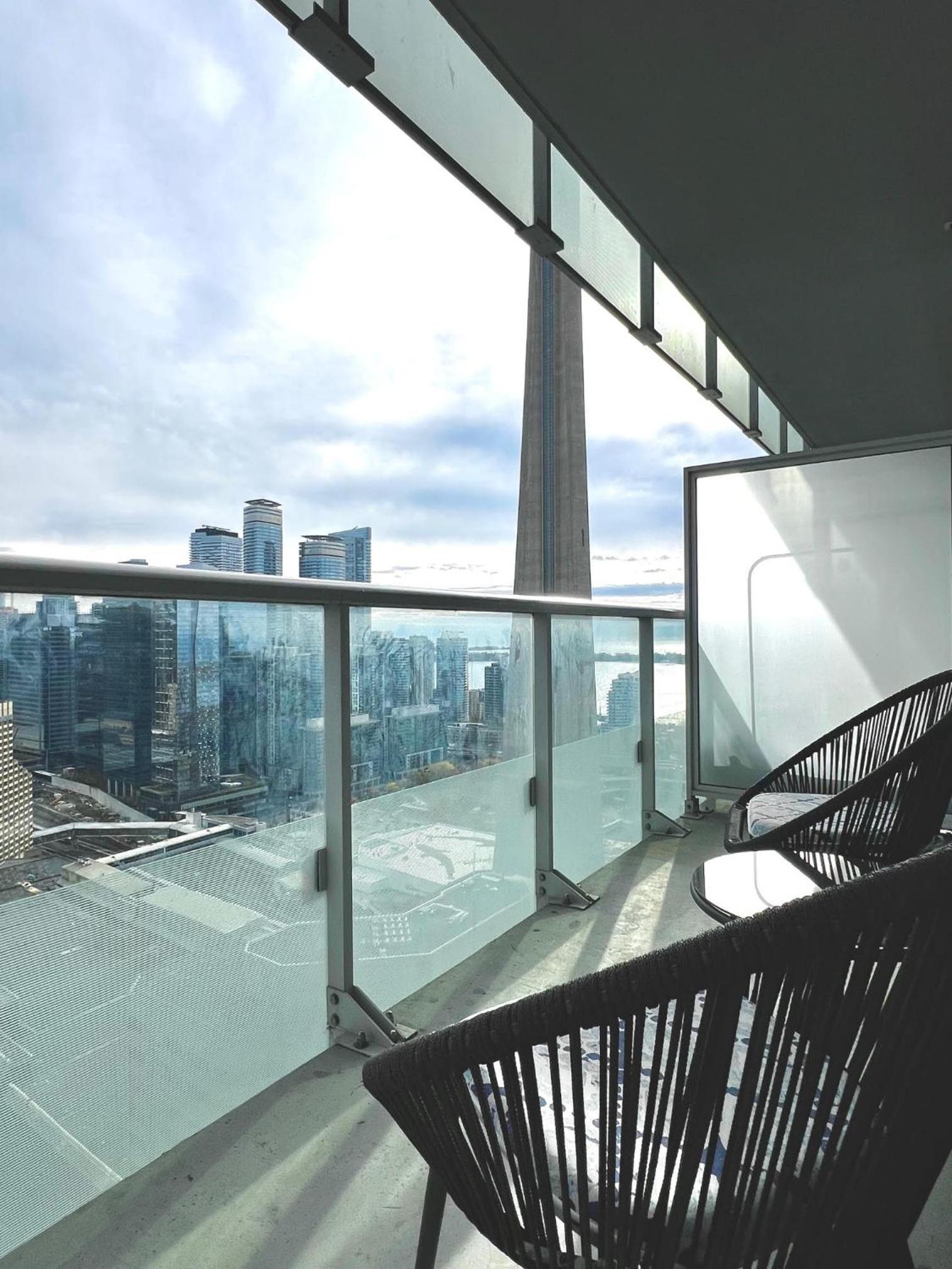 Luxury CN Tower View, 2BR 2BATH, Free parking