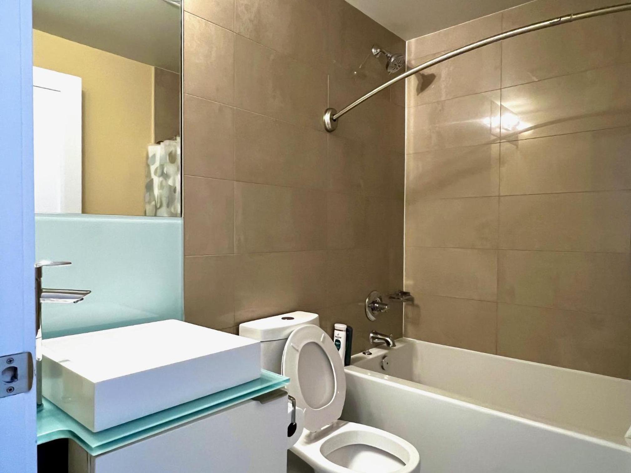 Luxury CN Tower View, 2BR 2BATH, Free parking