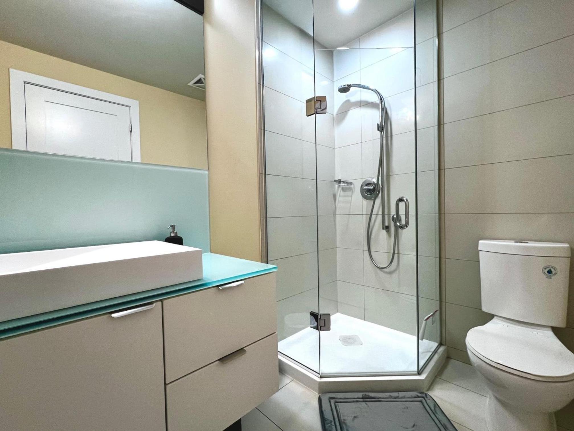 Luxury CN Tower View, 2BR 2BATH, Free parking
