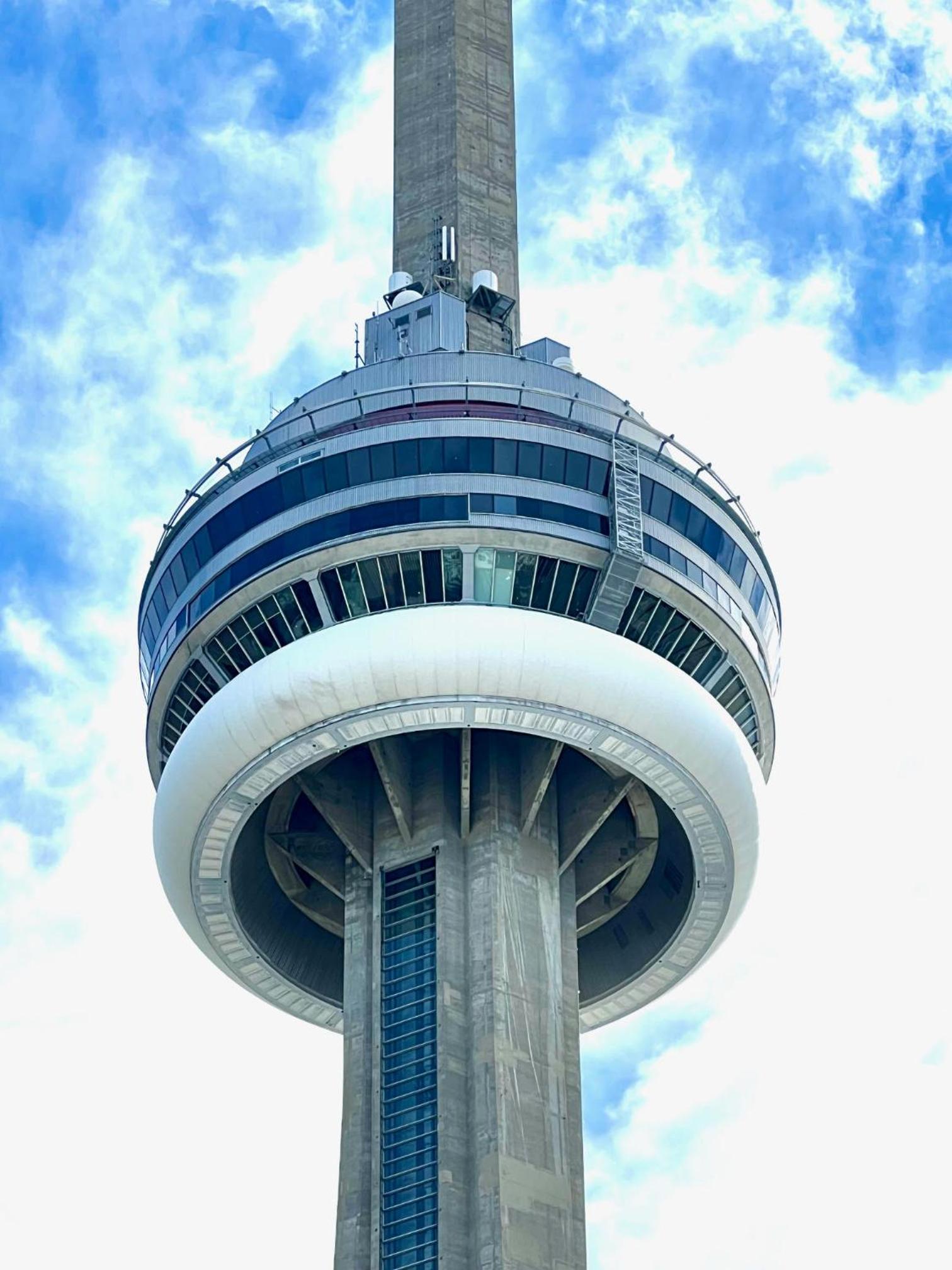 Luxury CN Tower View, 2BR 2BATH, Free parking