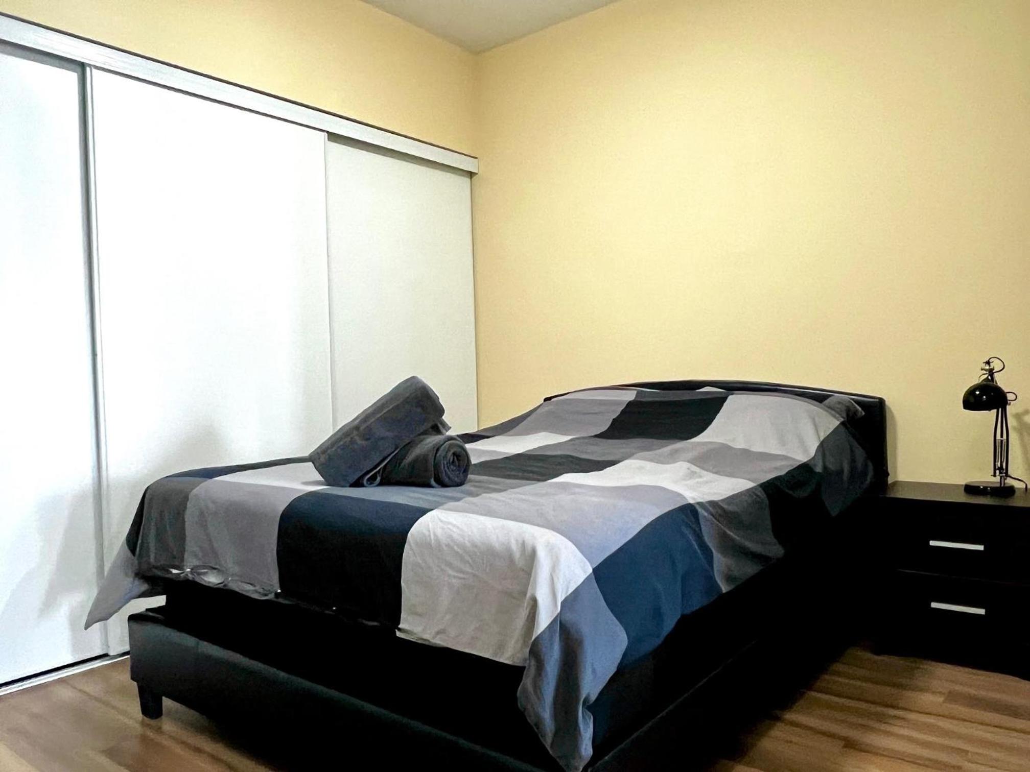 Luxury CN Tower View, 2BR 2BATH, Free parking