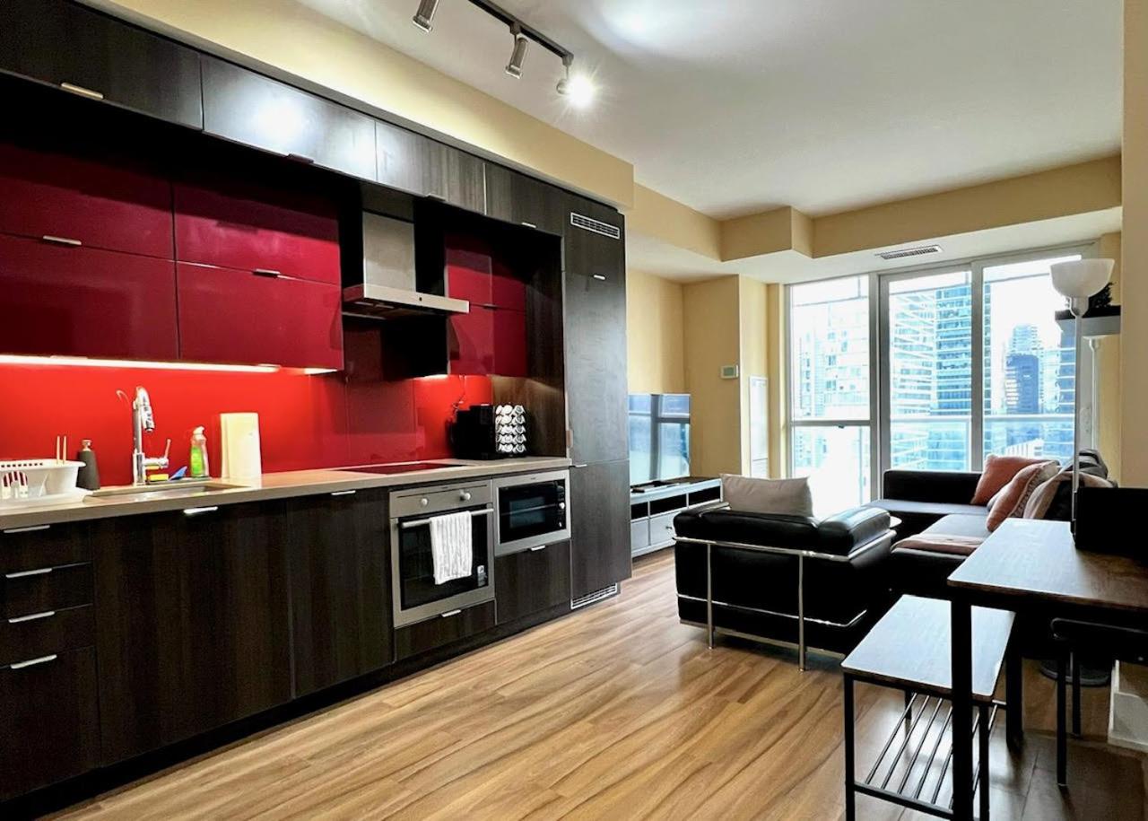 Luxury CN Tower View, 2BR 2BATH, Free parking