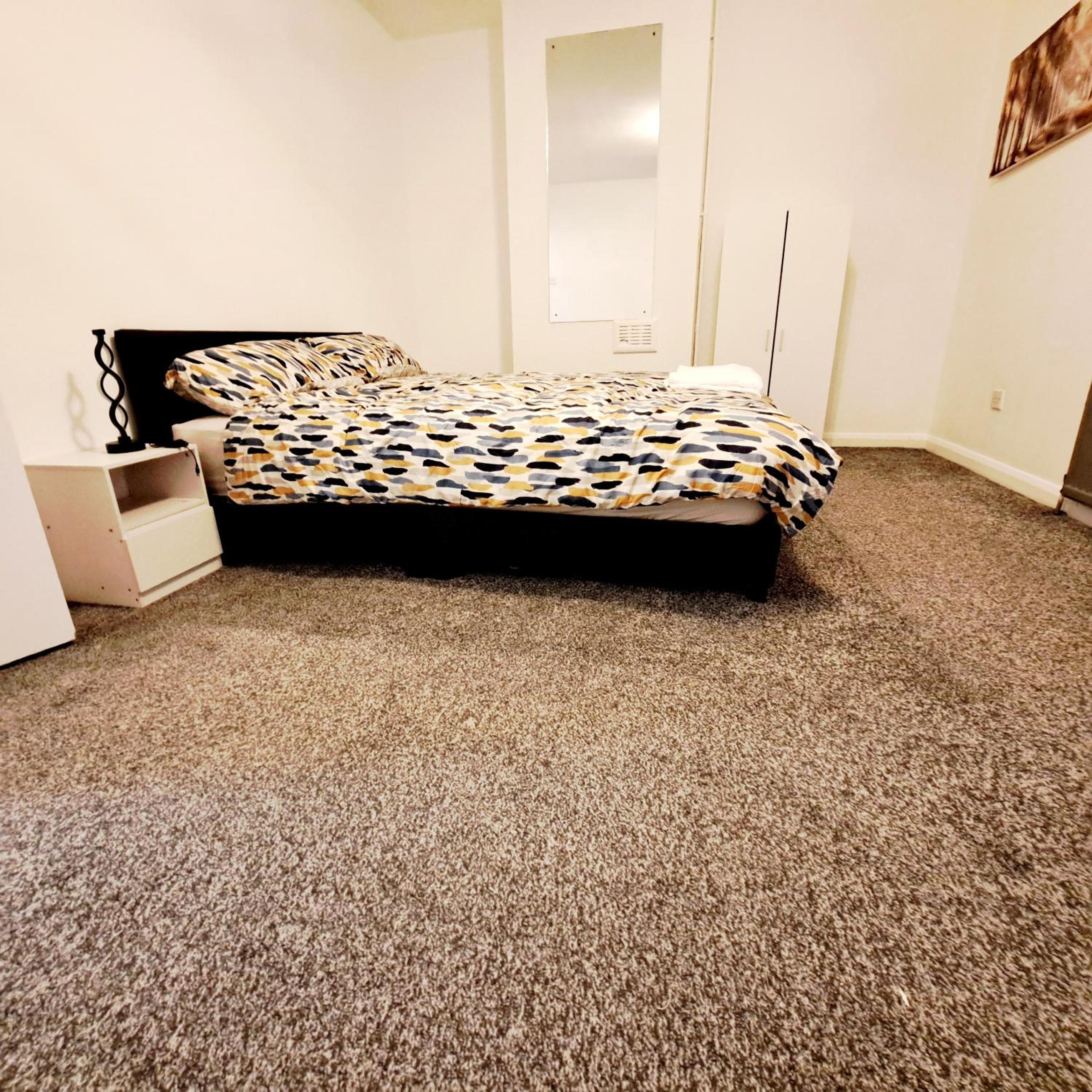 2 Bedroom House in Leeds - Sleeps 5 WiFi Parking