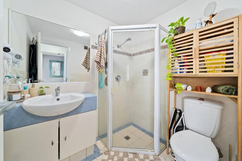 Stunning 2-BR Waterfront Apartment in Palm Beach!