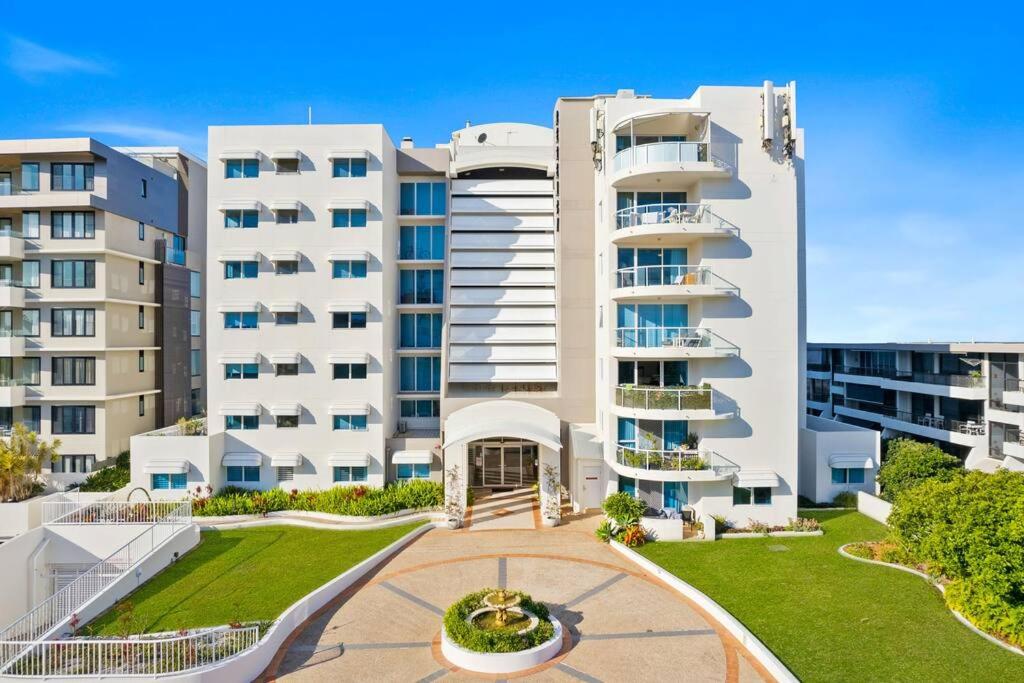 Stunning 2-BR Waterfront Apartment in Palm Beach!
