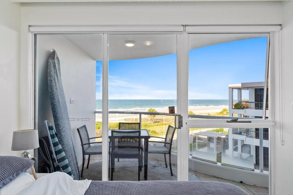 Stunning 2-BR Waterfront Apartment in Palm Beach!