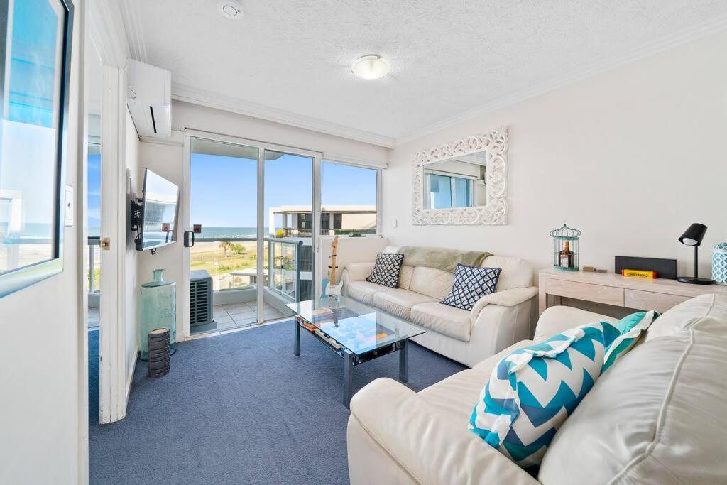 Stunning 2-BR Waterfront Apartment in Palm Beach!