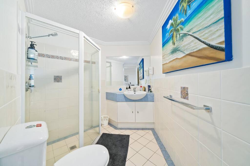 Stunning 2-BR Waterfront Apartment in Palm Beach!
