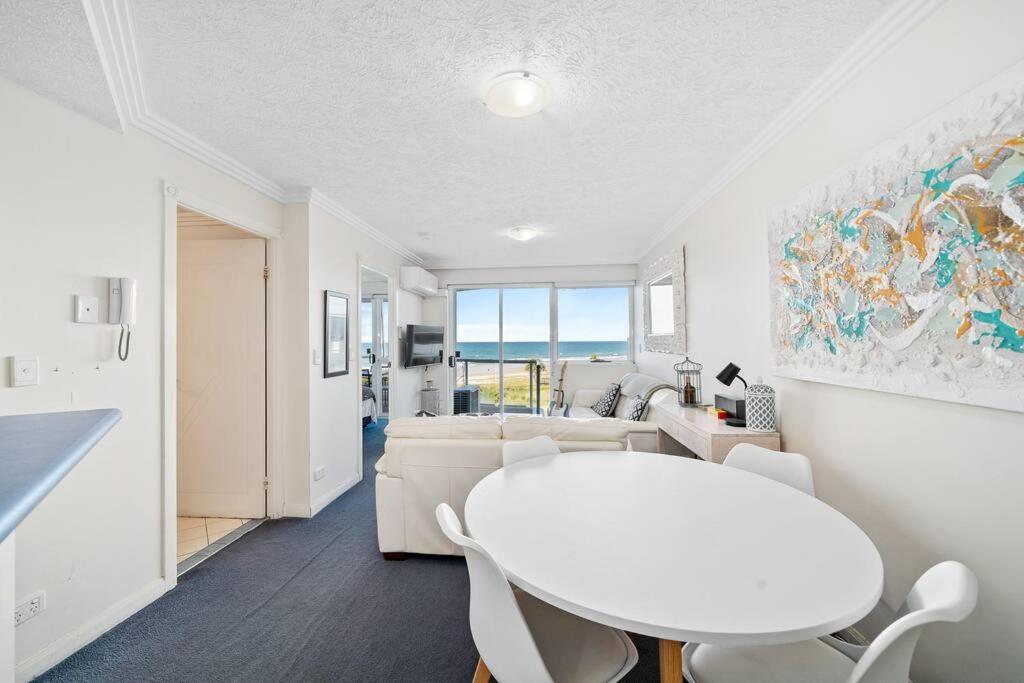Stunning 2-BR Waterfront Apartment in Palm Beach!