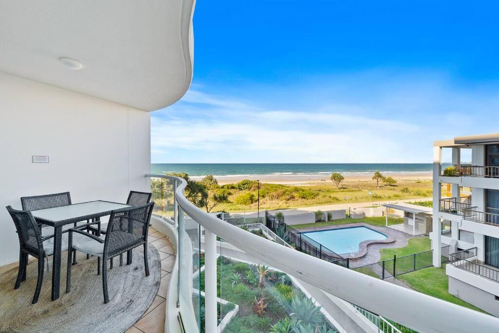 Stunning 2-BR Waterfront Apartment in Palm Beach!