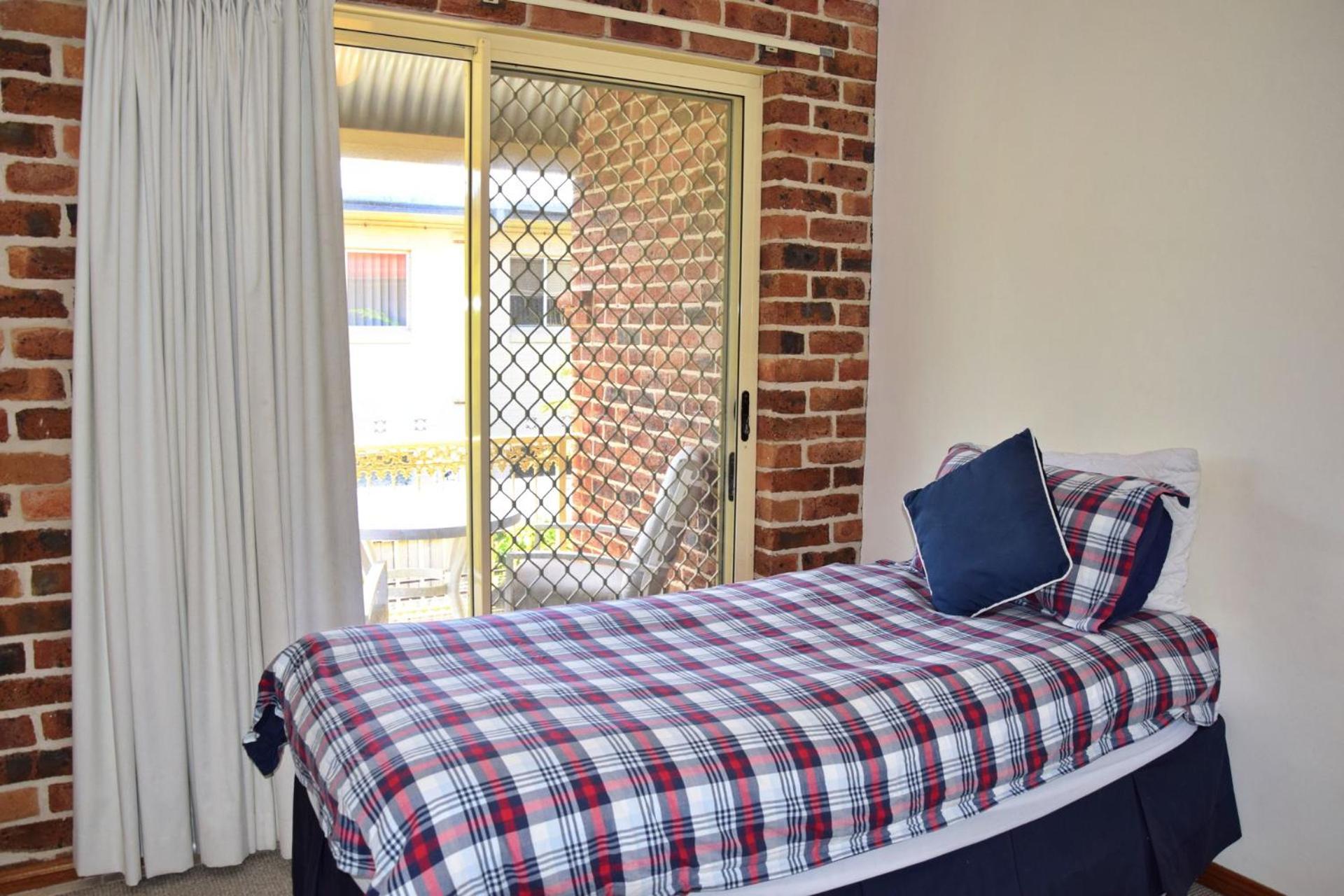 Birchgrove Terrace 1 - Bring your own linen