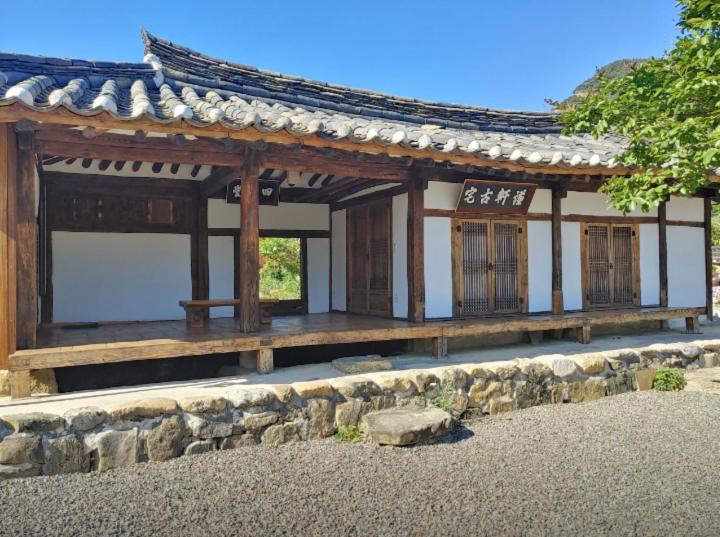 Healing hanok in Otgol village view 4