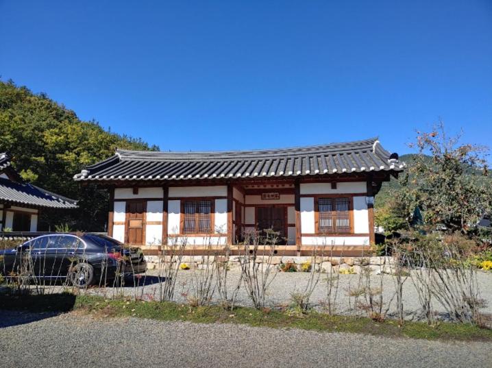 Healing hanok in Otgol village view 3