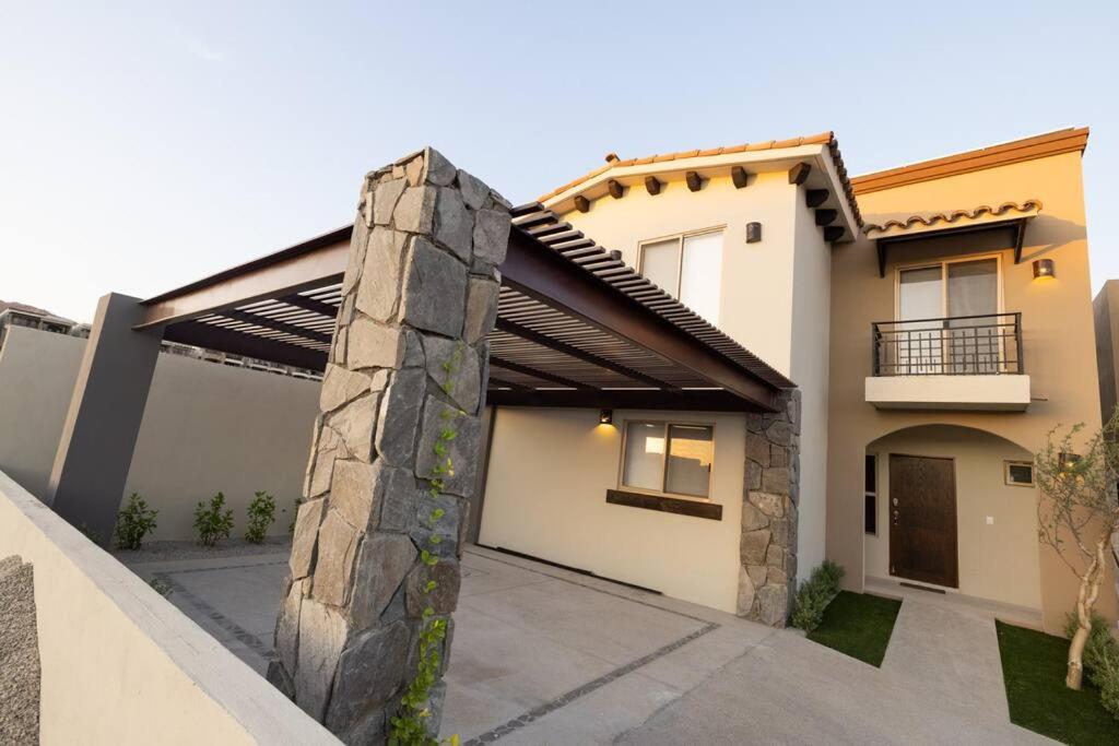 Luxury Villa, Private Heated Pool & Great Location