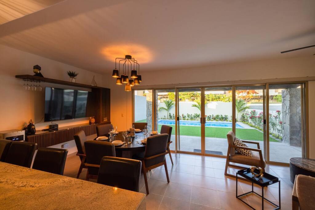 Luxury Villa, Private Heated Pool & Great Location